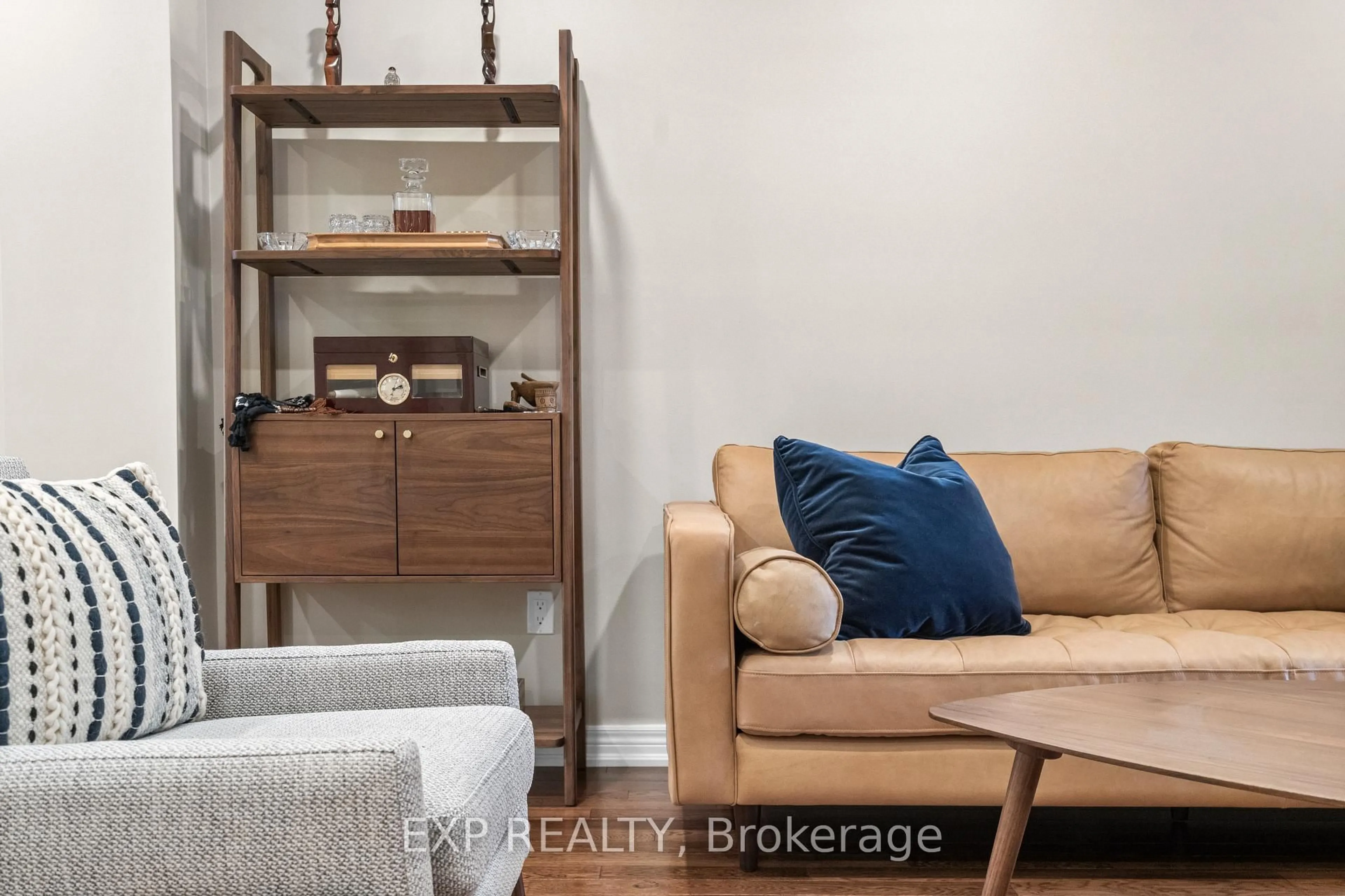 Living room with furniture, unknown for 2555 Thomas St #70, Mississauga Ontario L5M 5P6