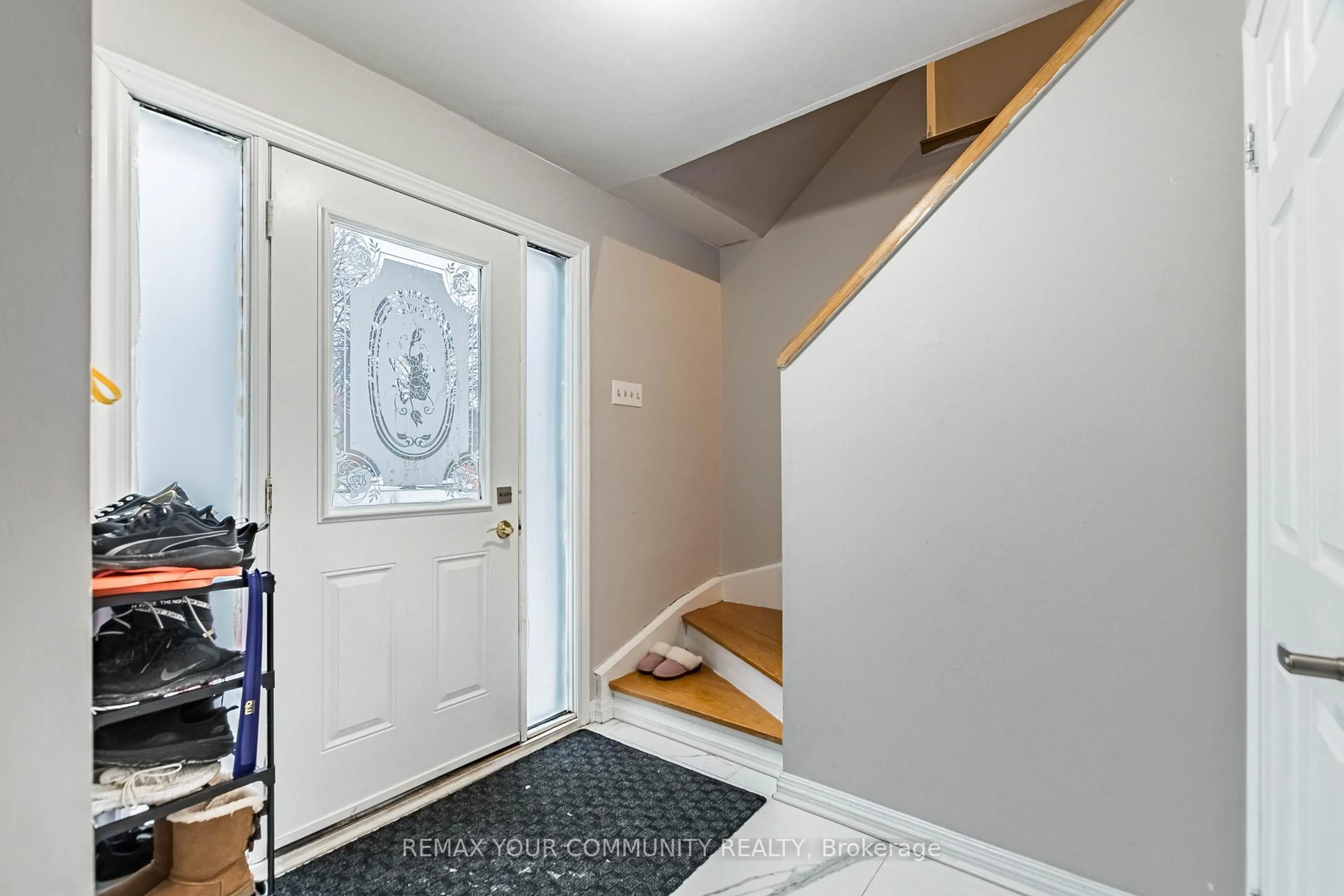 Indoor entryway for 2202 Bridge Rd, Oakville Ontario L6L 2G3