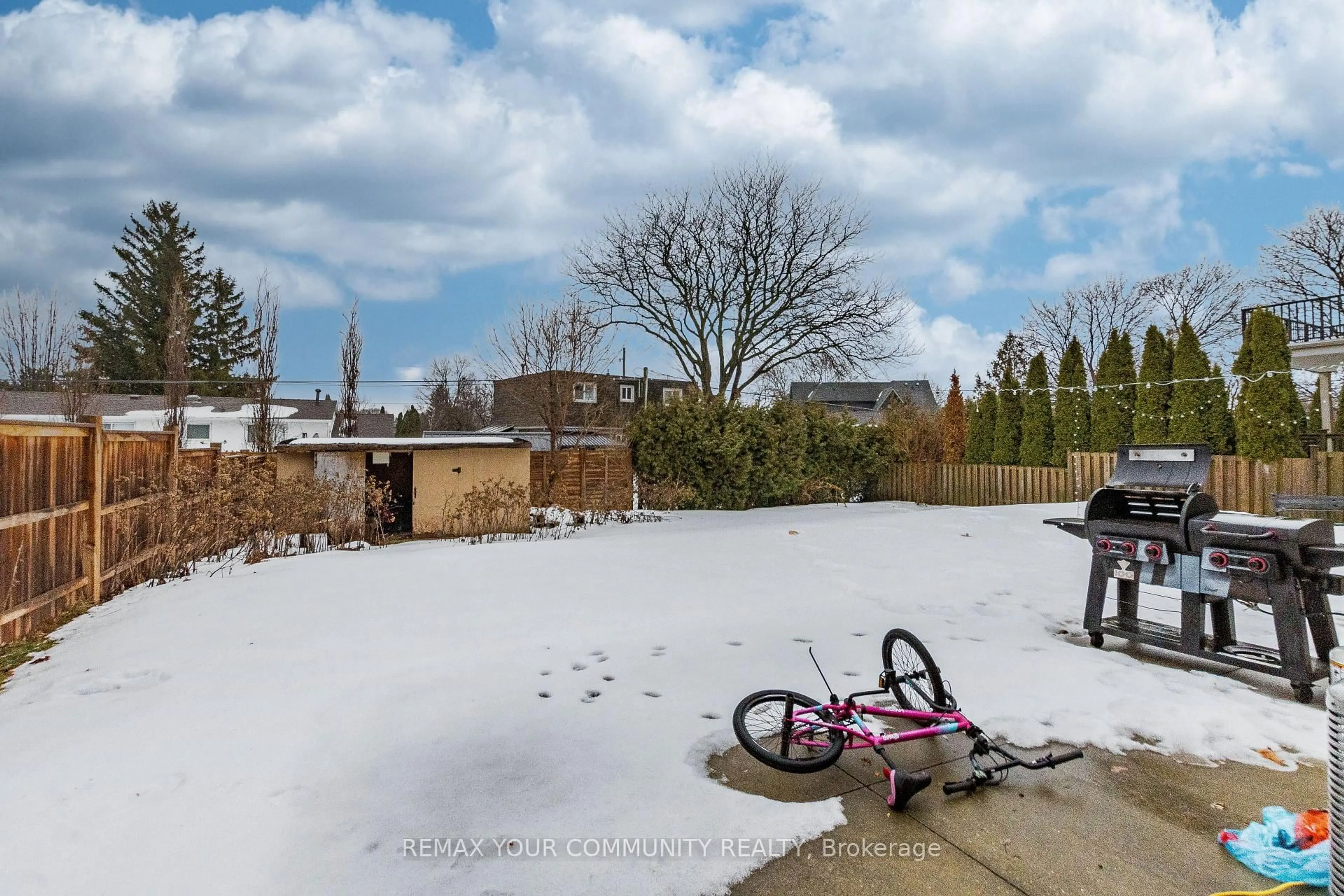 A pic from outside/outdoor area/front of a property/back of a property/a pic from drone, street for 2202 Bridge Rd, Oakville Ontario L6L 2G3