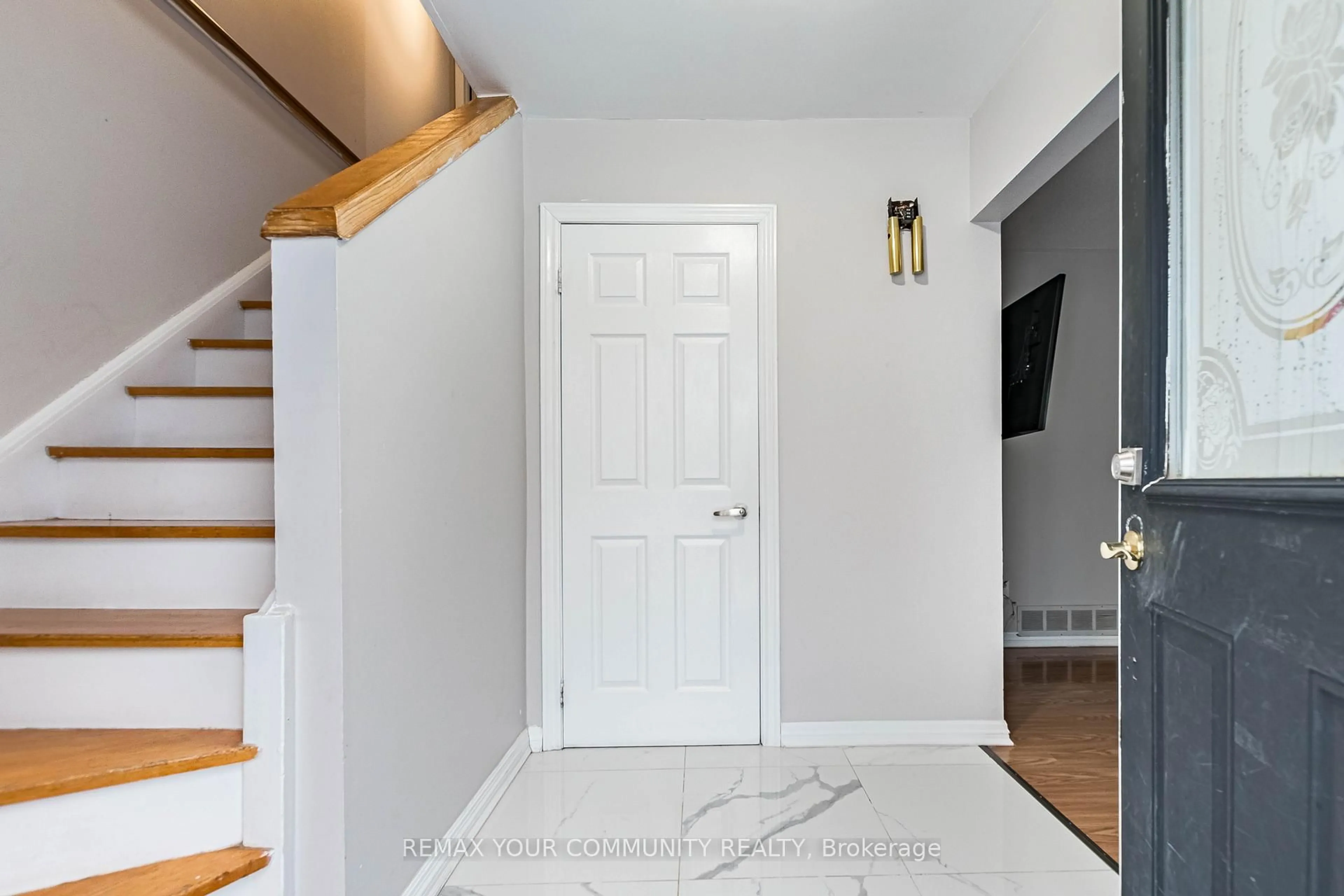 Indoor entryway for 2202 Bridge Rd, Oakville Ontario L6L 2G3