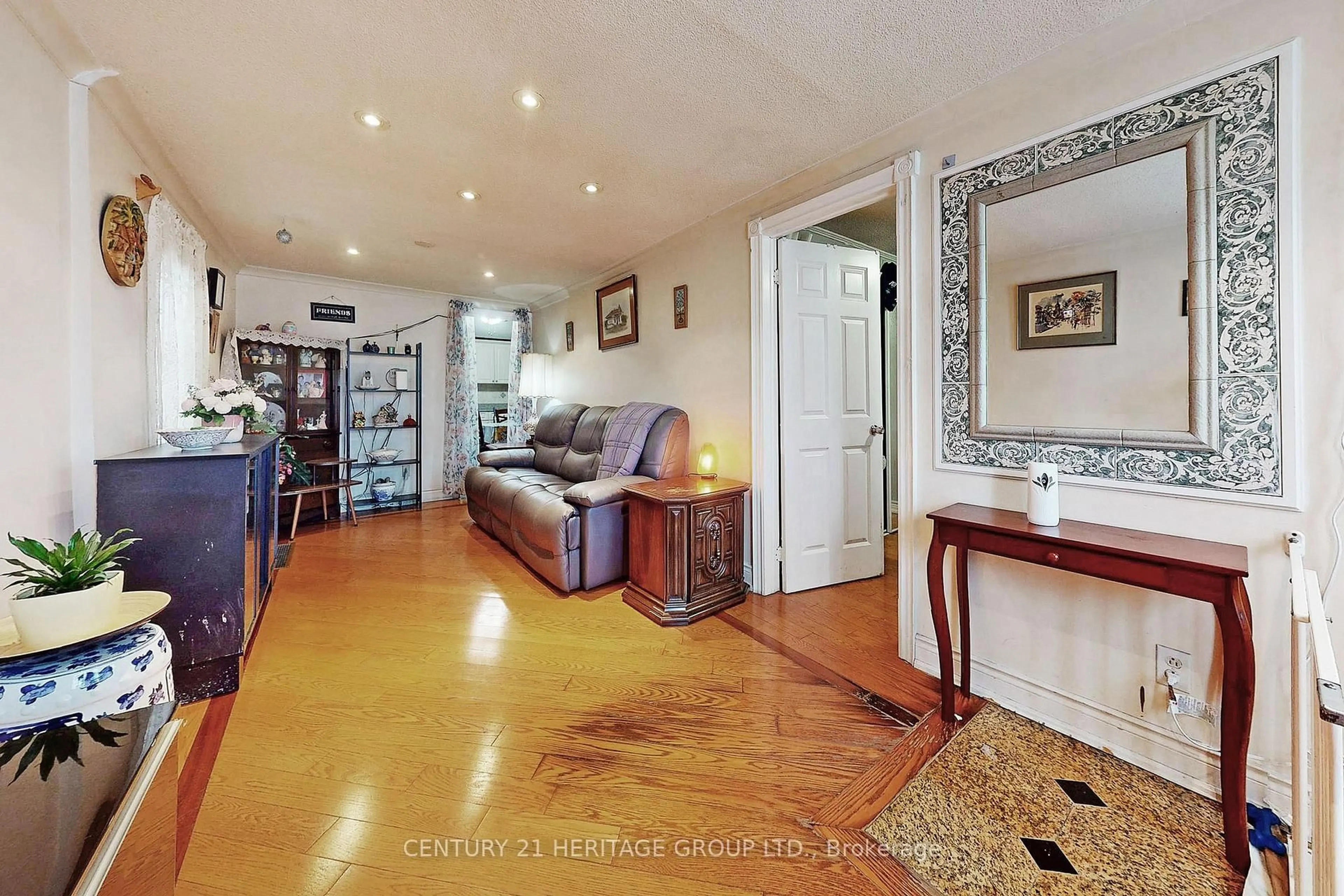 Indoor foyer for 1045 East Ave, Mississauga Ontario L5E 1X1