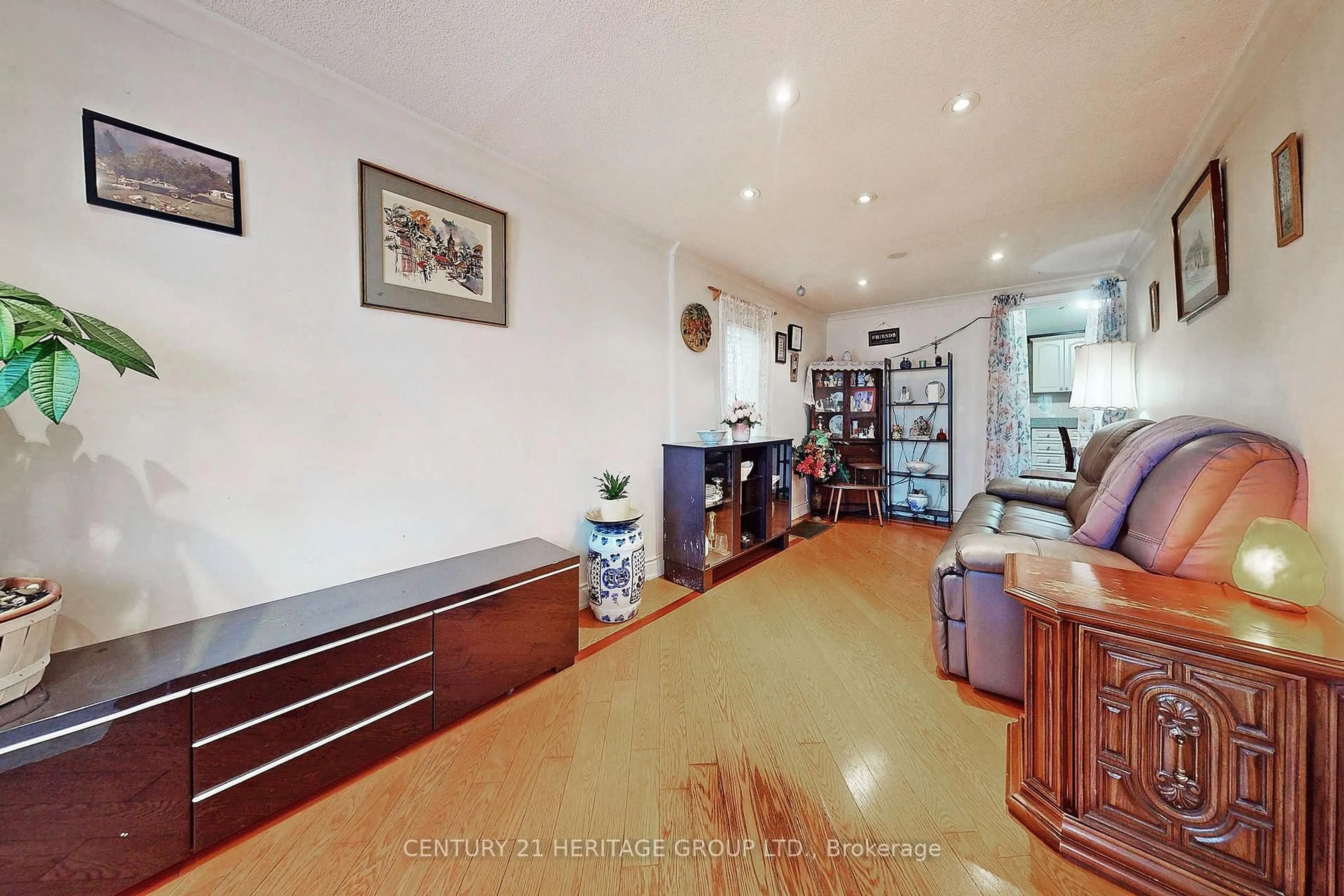 Indoor foyer for 1045 East Ave, Mississauga Ontario L5E 1X1