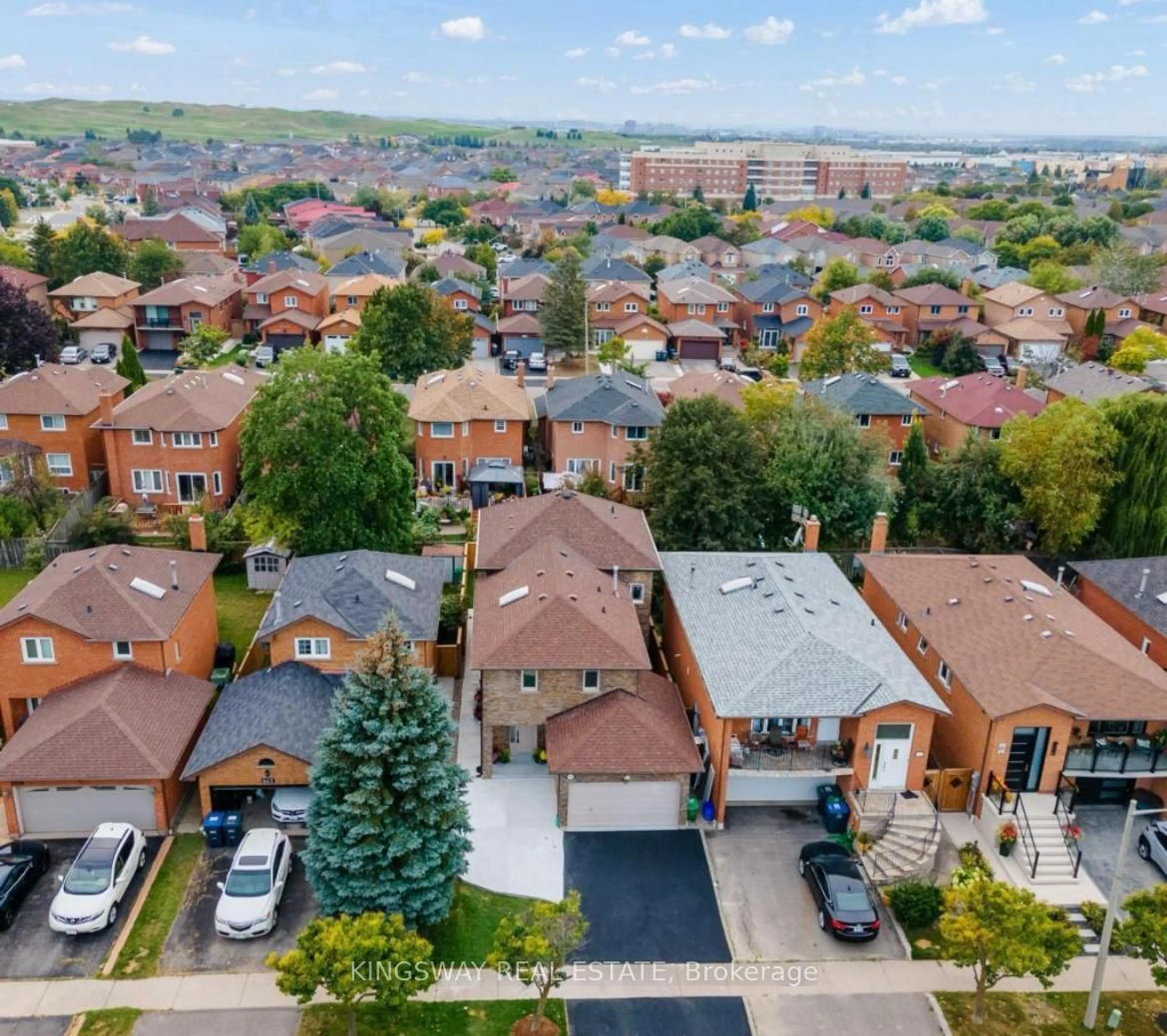 A pic from outside/outdoor area/front of a property/back of a property/a pic from drone, street for 659 Roselaire Tr, Mississauga Ontario L5R 3C6