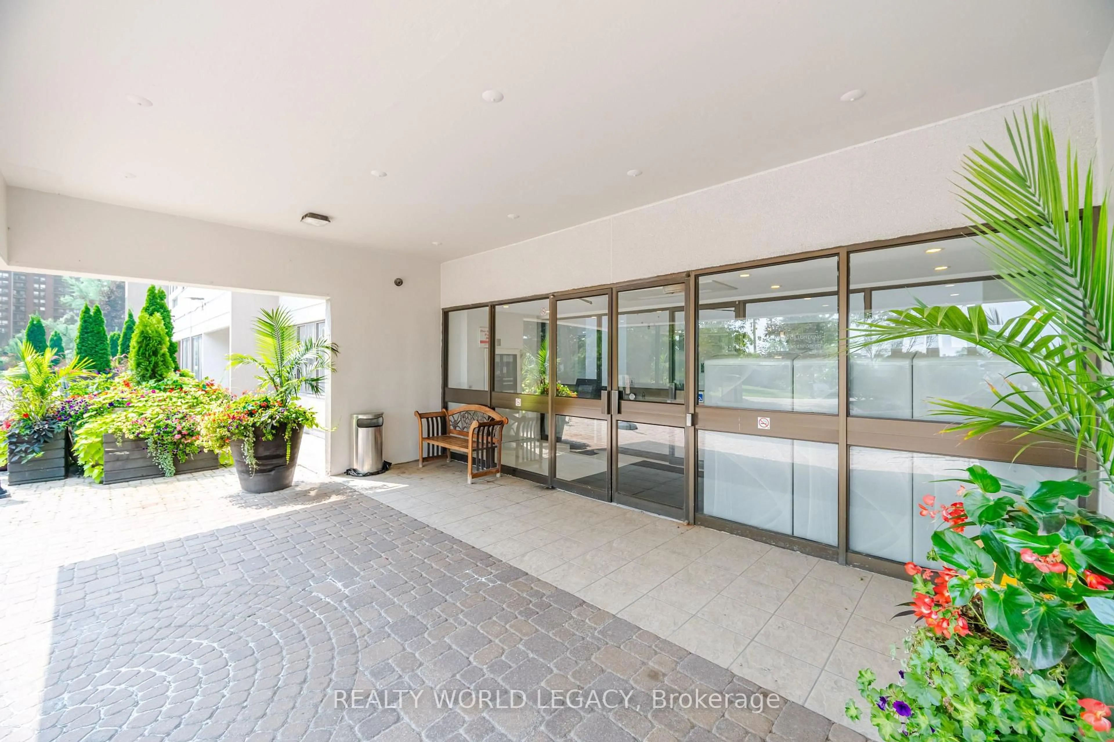 Indoor foyer for 1580 Mississauga Valley Blvd #1901, Mississauga Ontario L5A 3T8