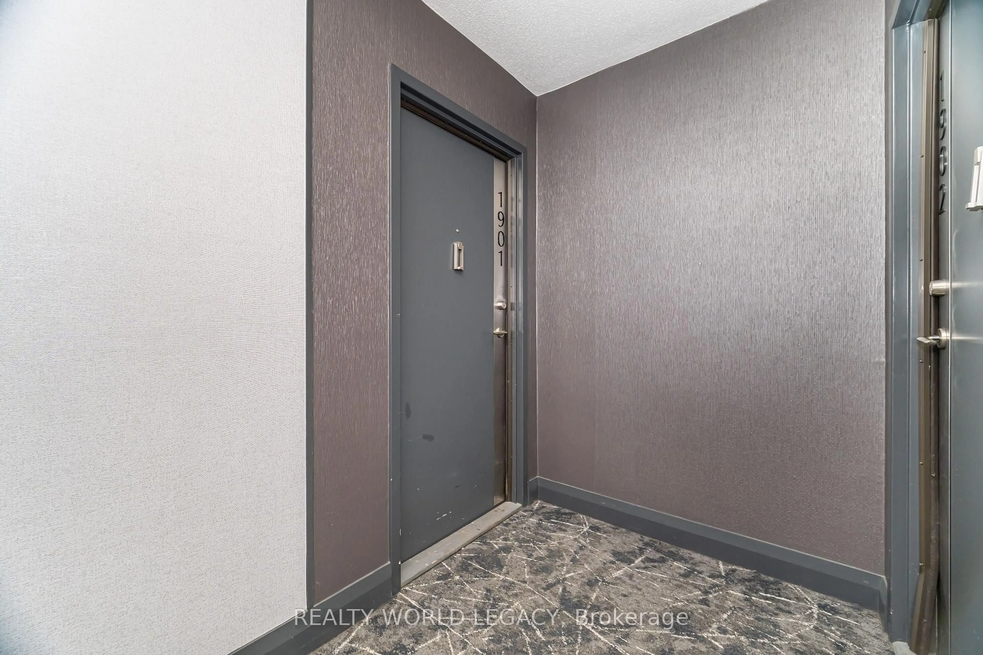 Indoor foyer for 1580 Mississauga Valley Blvd #1901, Mississauga Ontario L5A 3T8