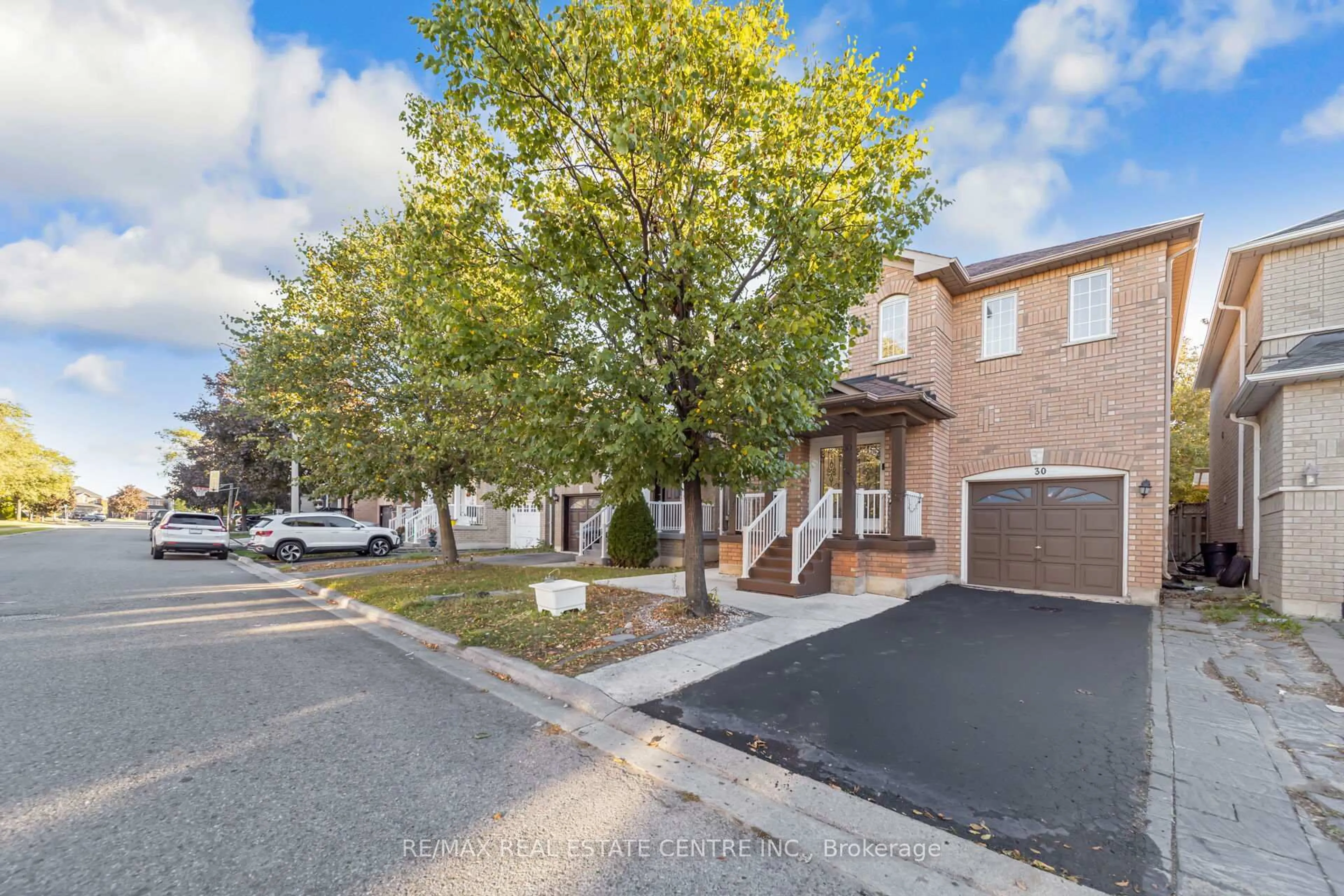 A pic from outside/outdoor area/front of a property/back of a property/a pic from drone, street for 30 Florence Dr, Brampton Ontario L7A 2M2