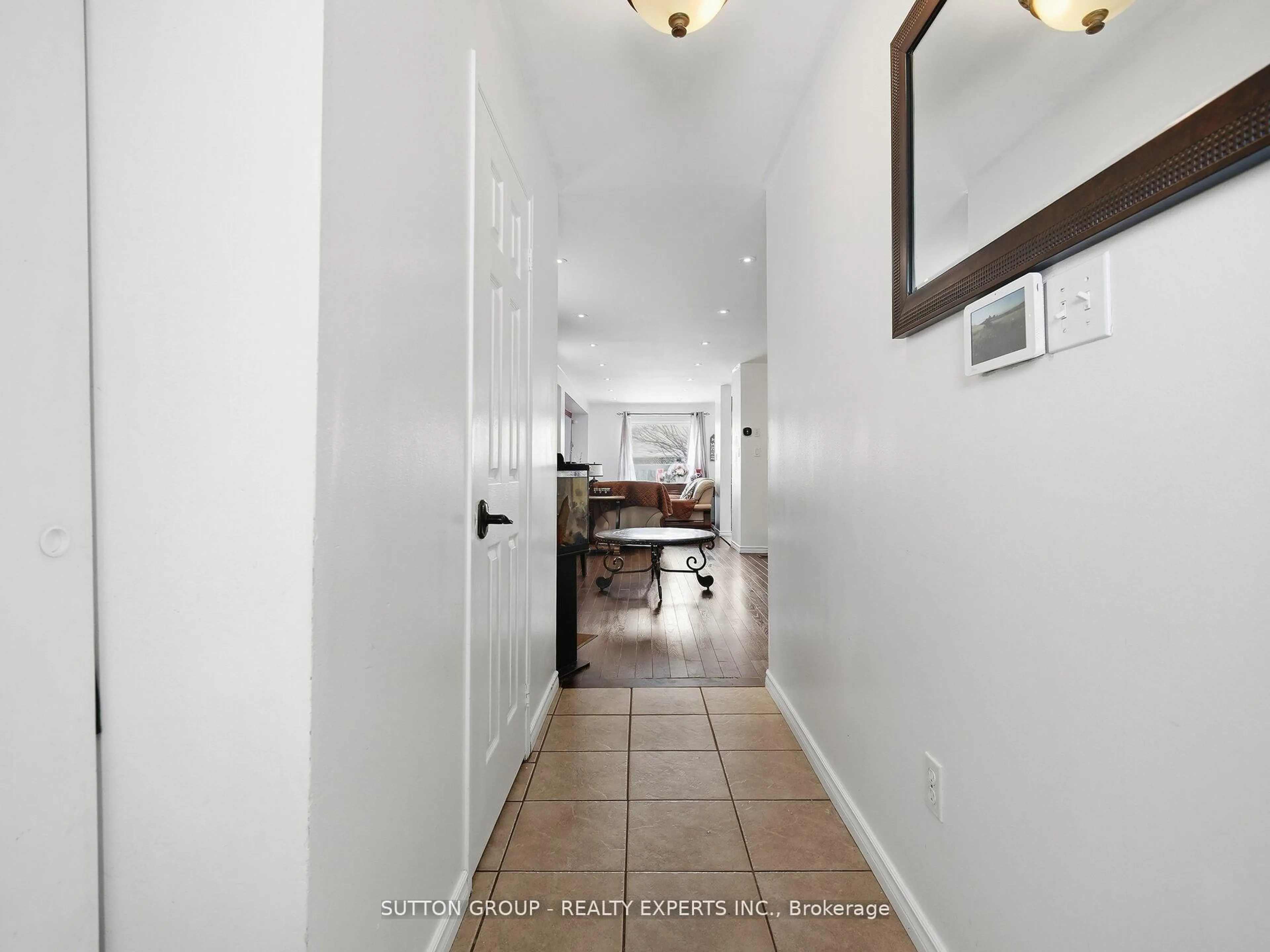 Indoor entryway for 45 Ridgefield Crt, Brampton Ontario L6P 1B4