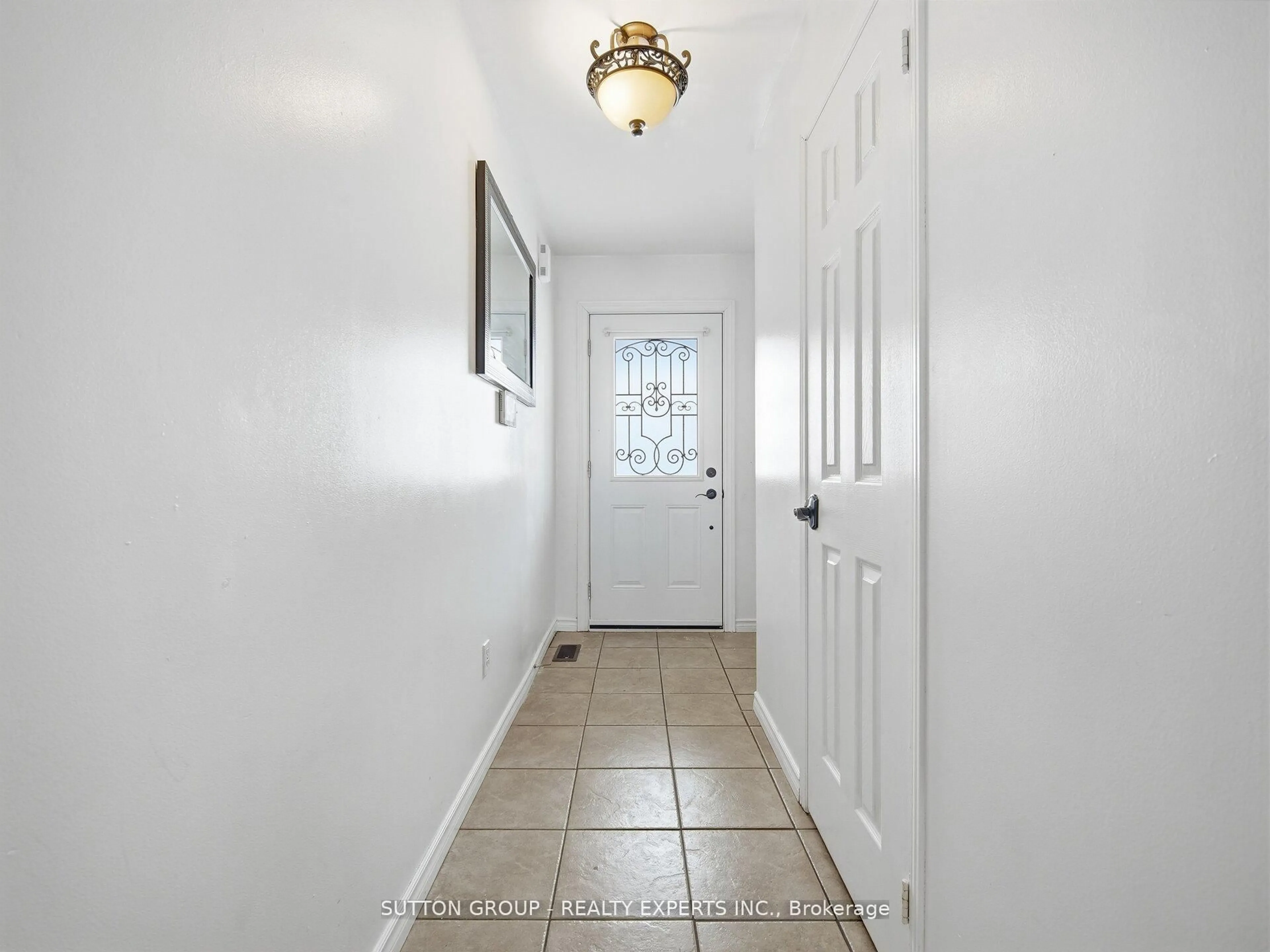Indoor entryway for 45 Ridgefield Crt, Brampton Ontario L6P 1B4