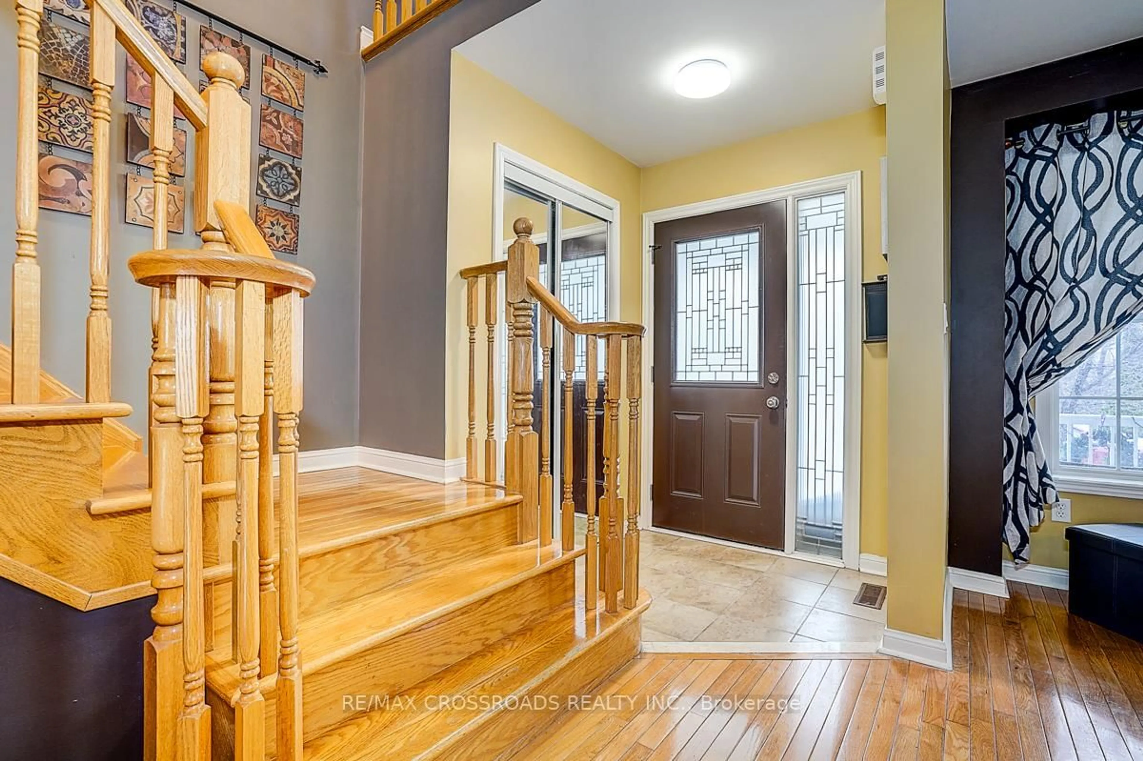 Indoor entryway for 597 Caverhill Cres, Milton Ontario L9T 5K1