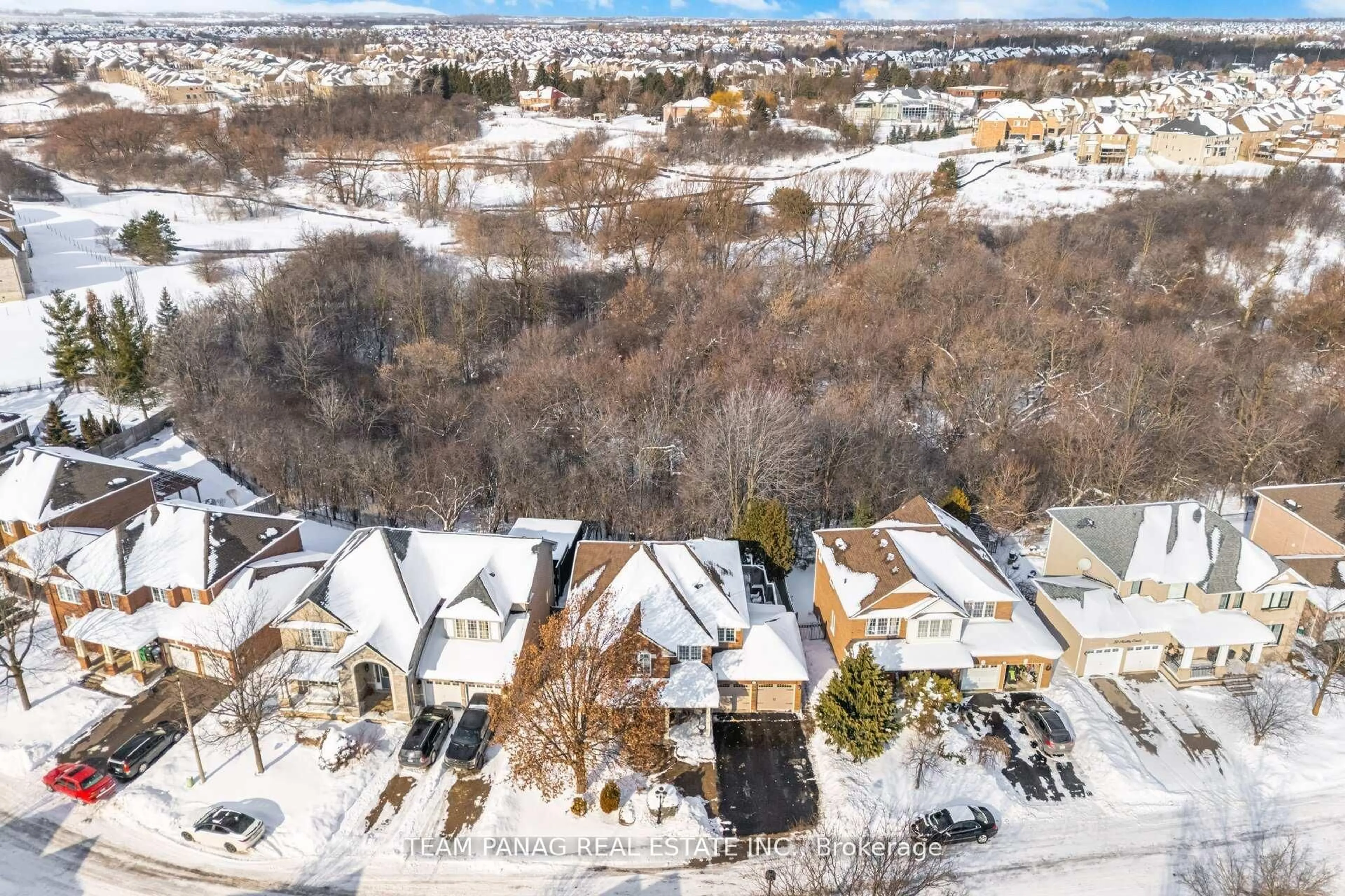 A pic from outside/outdoor area/front of a property/back of a property/a pic from drone, street for 16 Maltby Crt, Brampton Ontario L6P 1A5