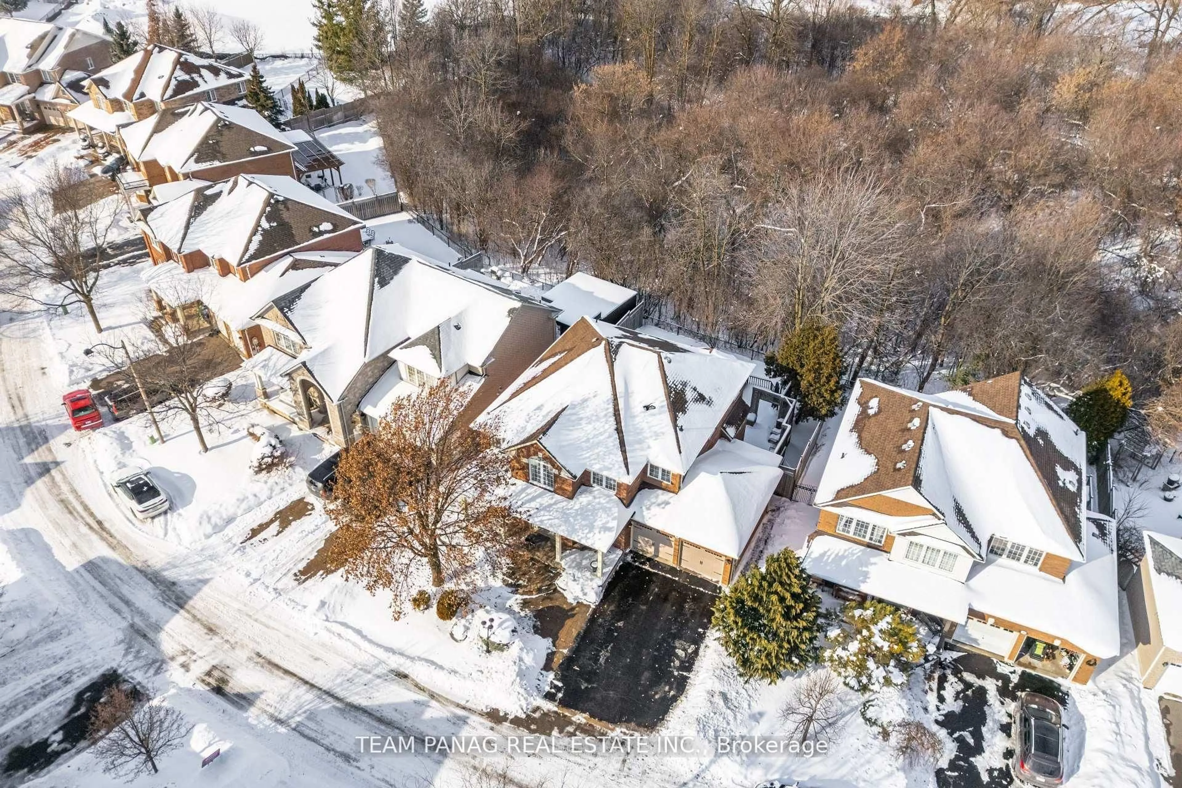 A pic from outside/outdoor area/front of a property/back of a property/a pic from drone, street for 16 Maltby Crt, Brampton Ontario L6P 1A5
