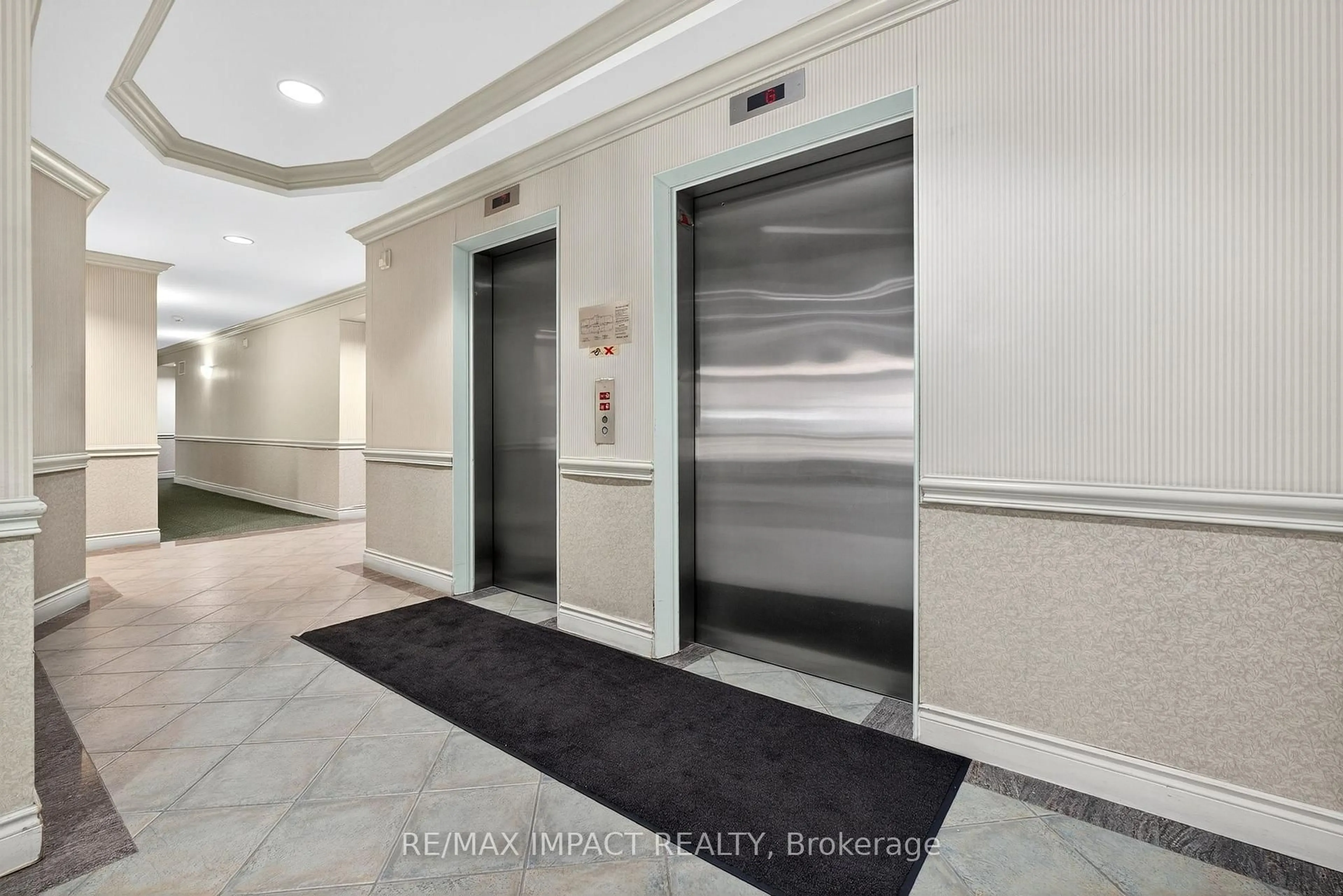 Indoor foyer for 10 Dayspring Circ #204, Brampton Ontario L6P 1B9