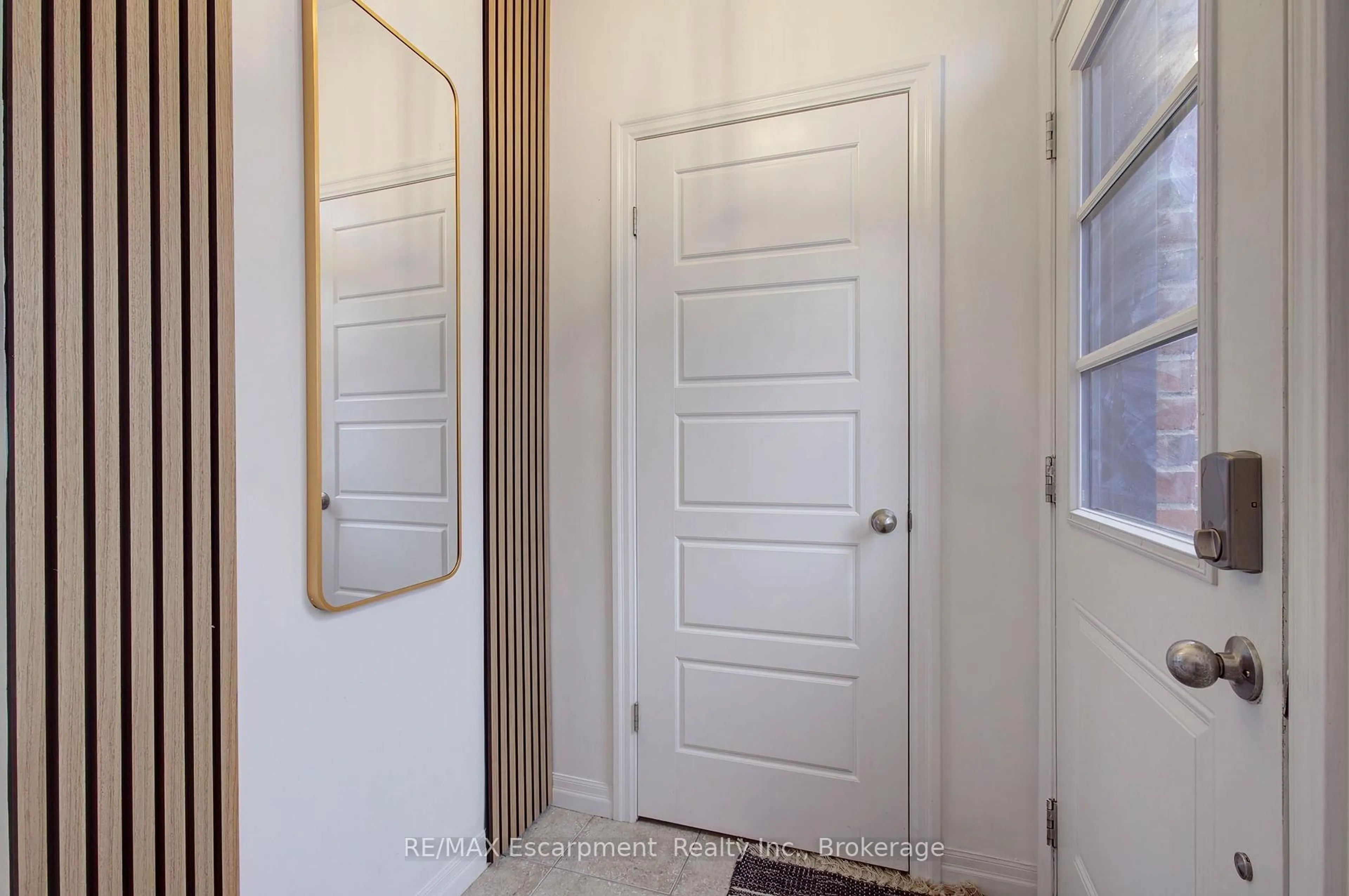 Indoor entryway for 70 Plains Rd #46, Burlington Ontario L7T 1E8