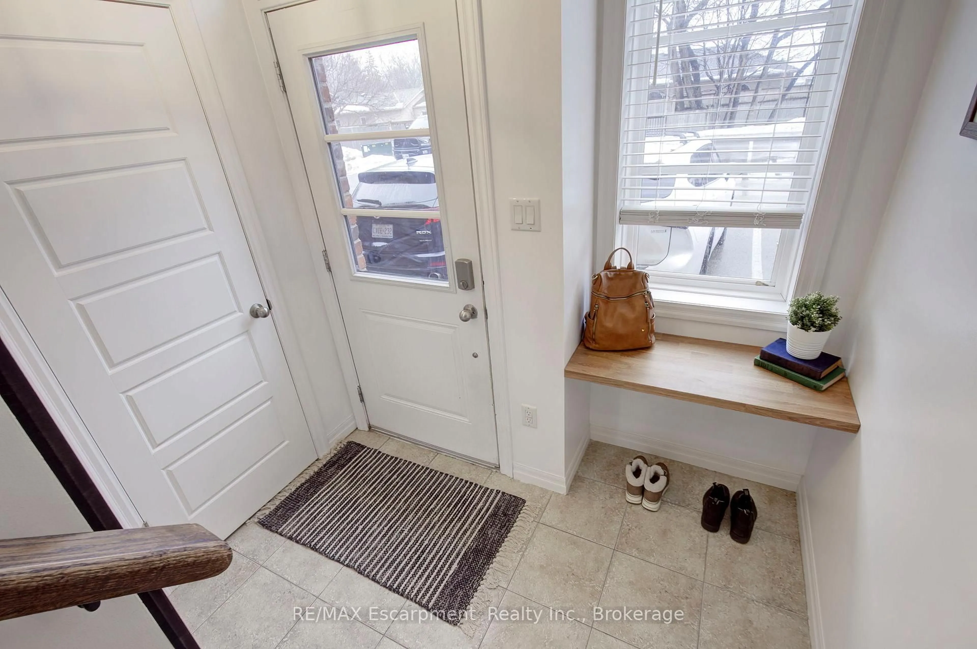 Indoor entryway for 70 Plains Rd #46, Burlington Ontario L7T 1E8