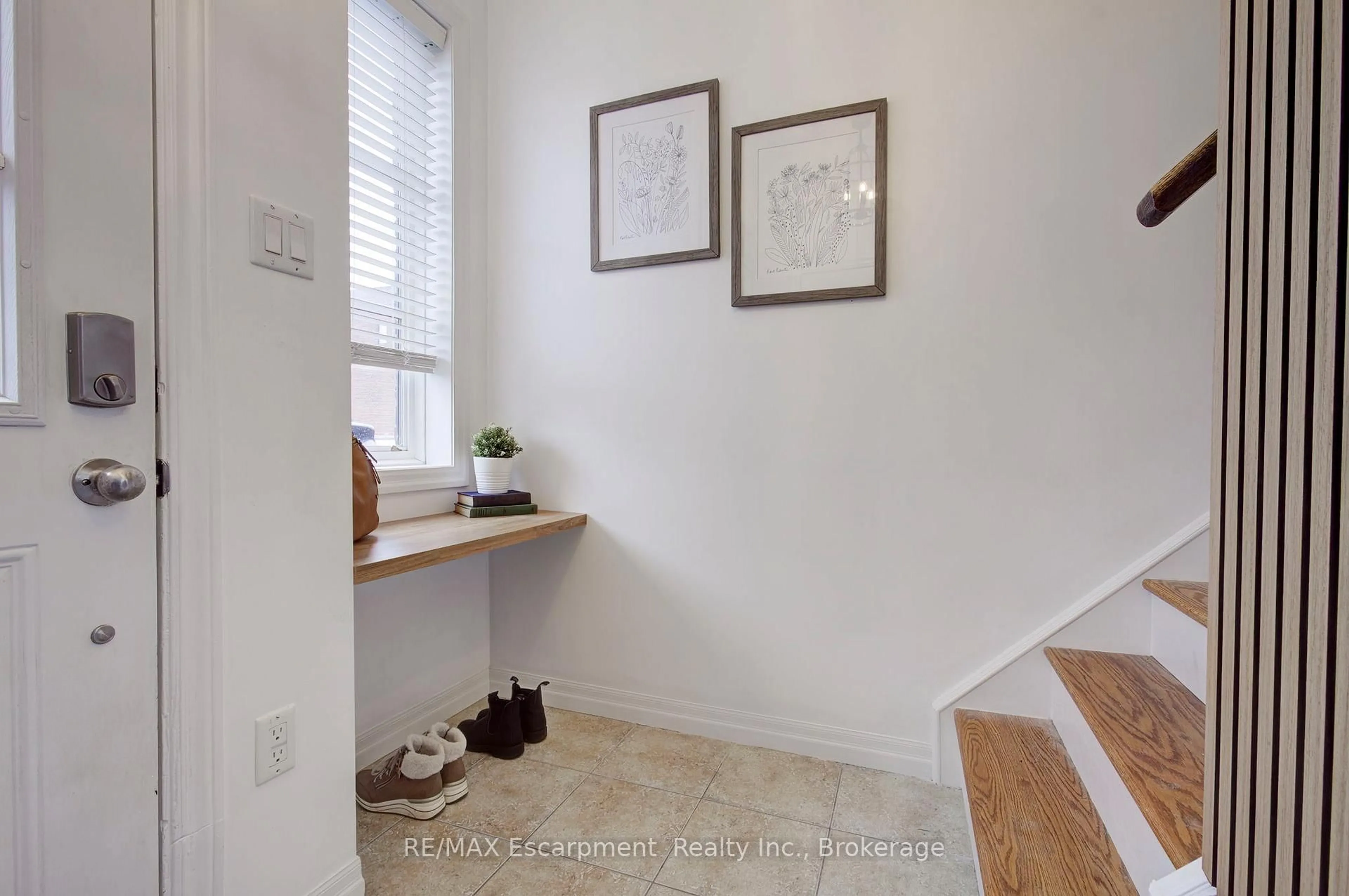 Indoor entryway for 70 Plains Rd #46, Burlington Ontario L7T 1E8
