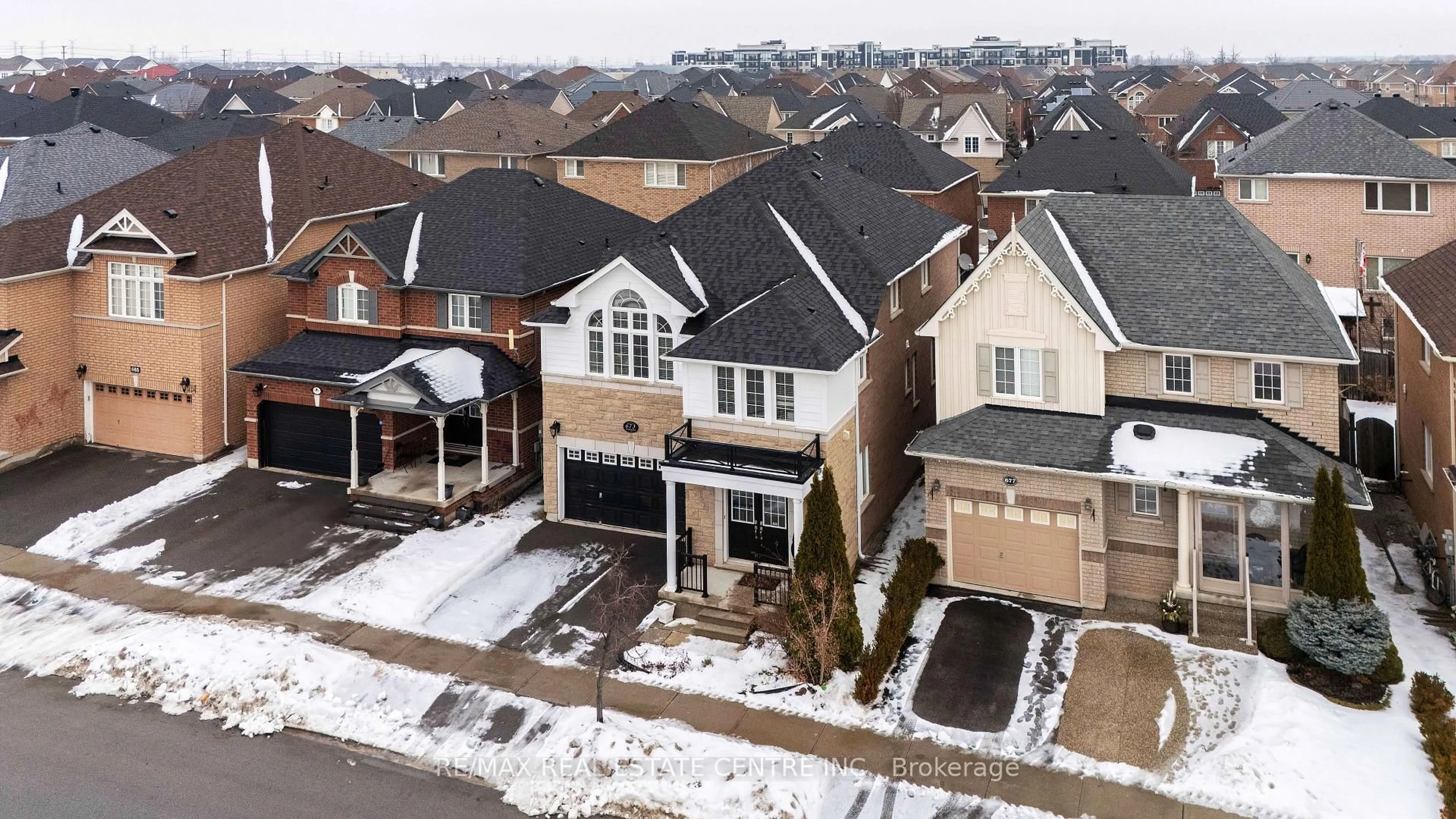 A pic from outside/outdoor area/front of a property/back of a property/a pic from drone, street for 673 Armstrong Blvd, Milton Ontario L9T 0H4