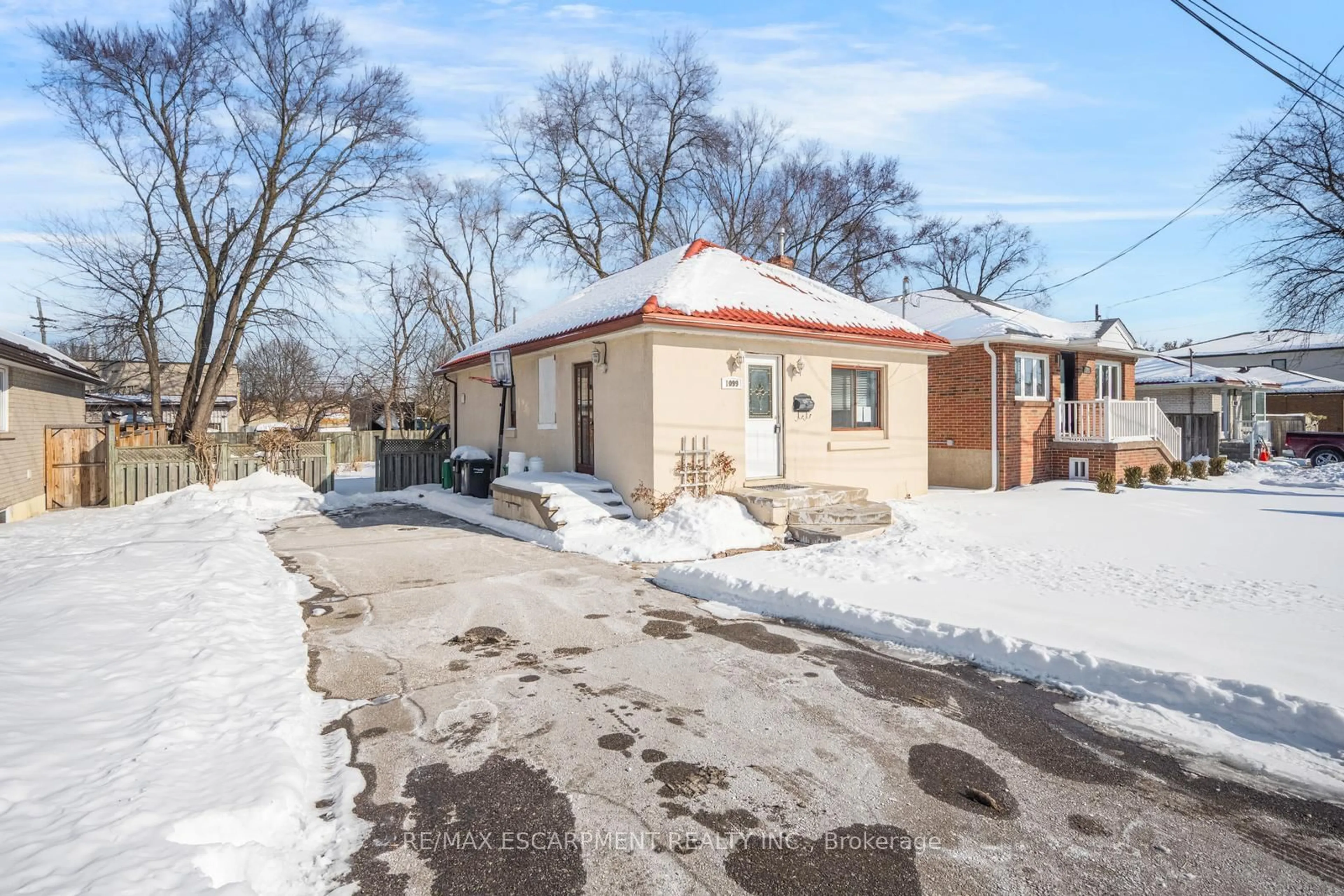 Patio, street for 1099 Ogden Ave, Mississauga Ontario L5E 2G7
