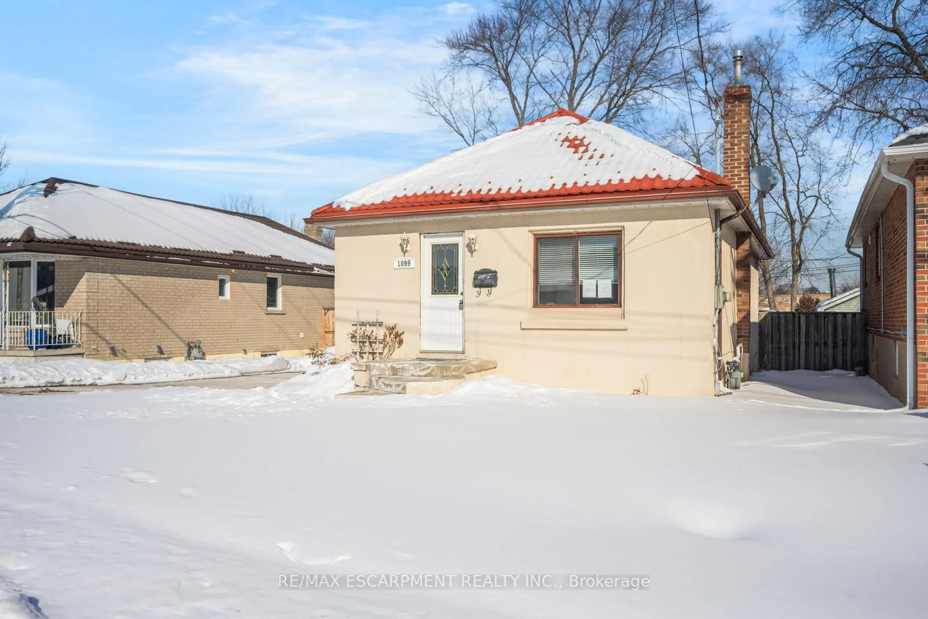 Patio, street for 1099 Ogden Ave, Mississauga Ontario L5E 2G7