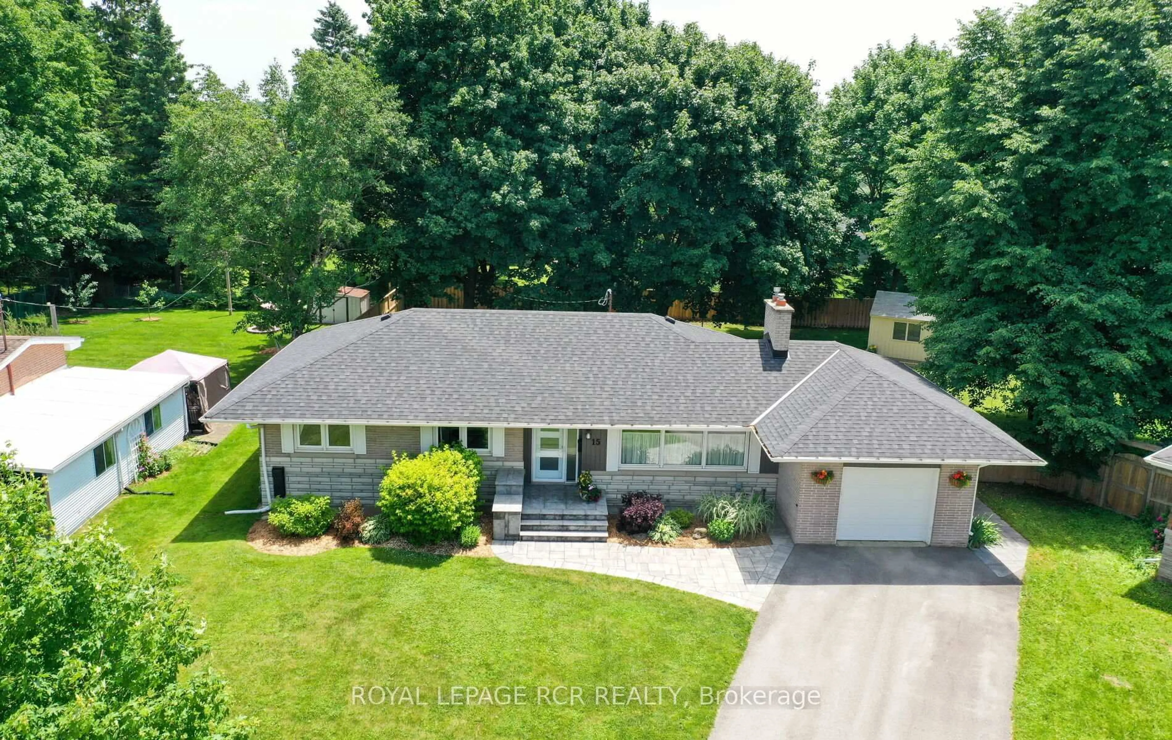 A pic from outside/outdoor area/front of a property/back of a property/a pic from drone, street for 15 Banting Dr, Orangeville Ontario L9W 2J5