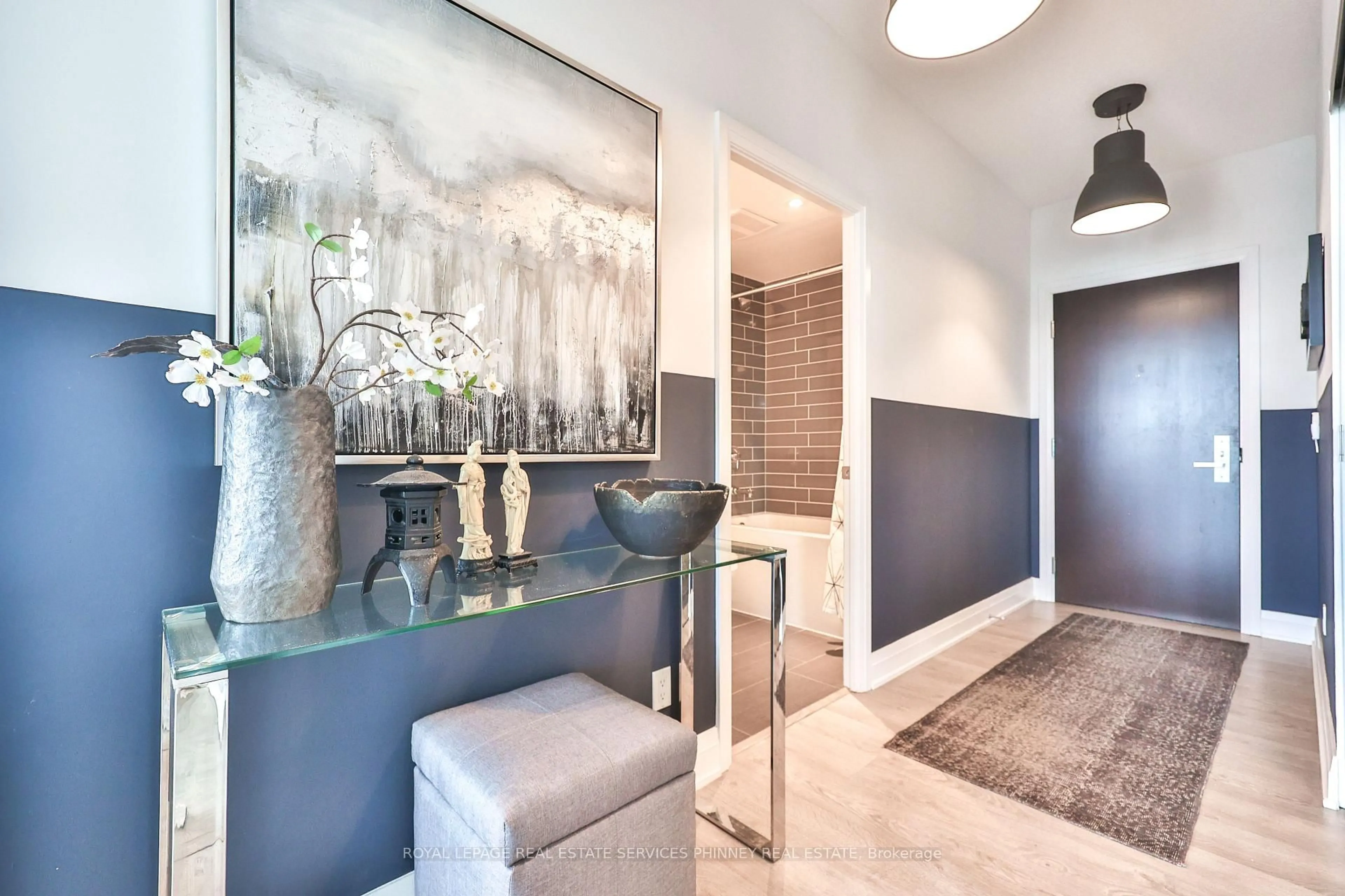 Indoor entryway for 55 SPEERS Rd #1709, Oakville Ontario L6K 0H9