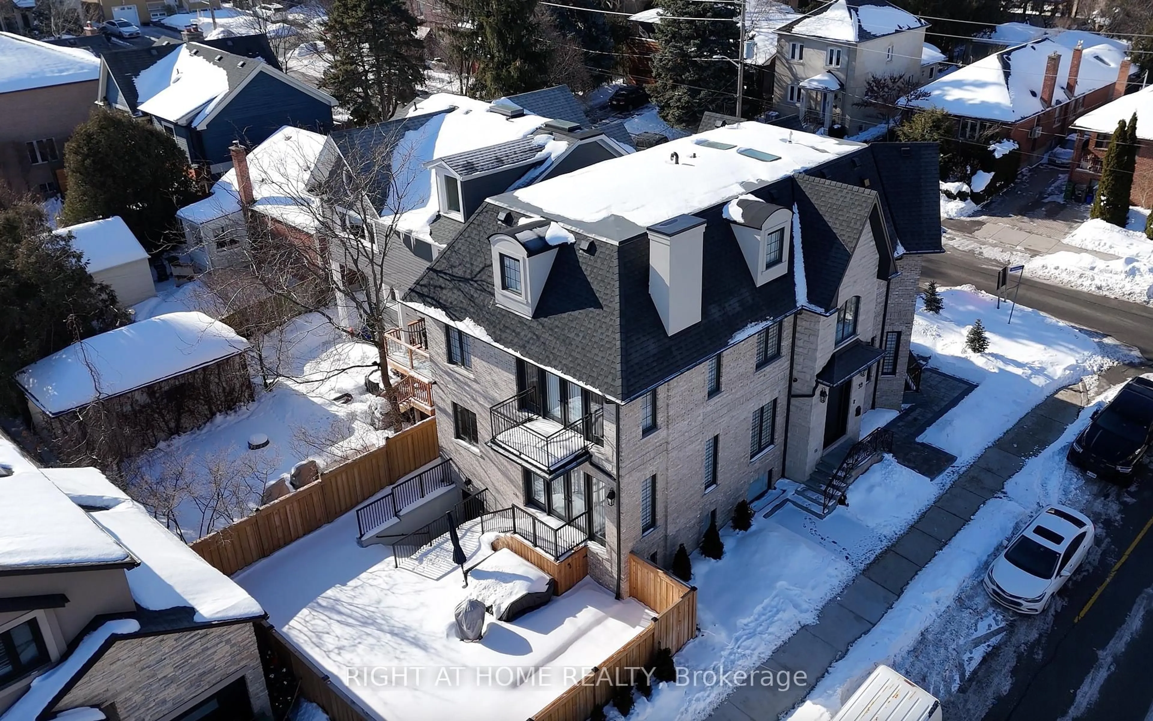 A pic from outside/outdoor area/front of a property/back of a property/a pic from drone, unknown for 33 Thorndale Ave, Toronto Ontario M8X 1W8