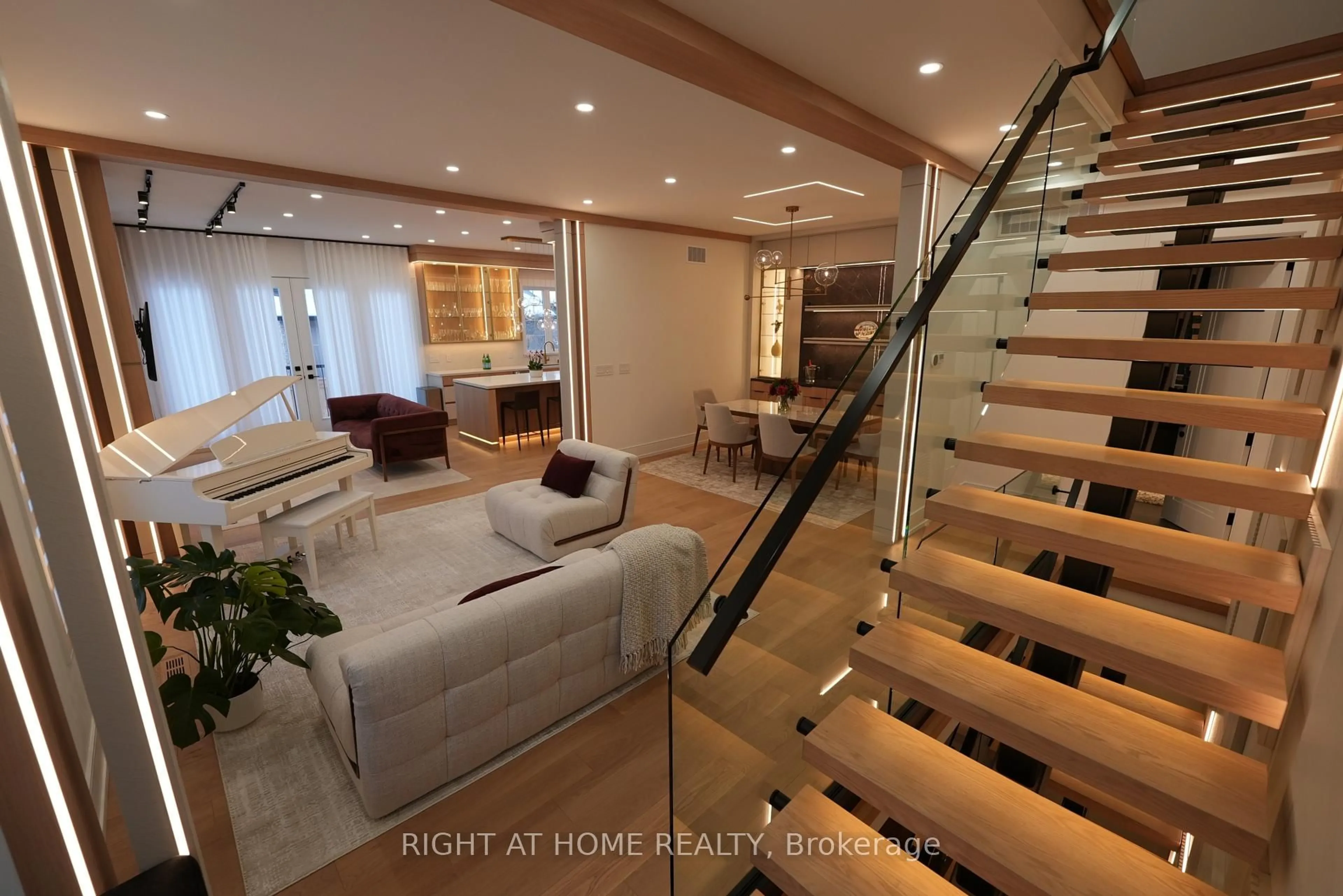 Indoor foyer for 33 Thorndale Ave, Toronto Ontario M8X 1W8