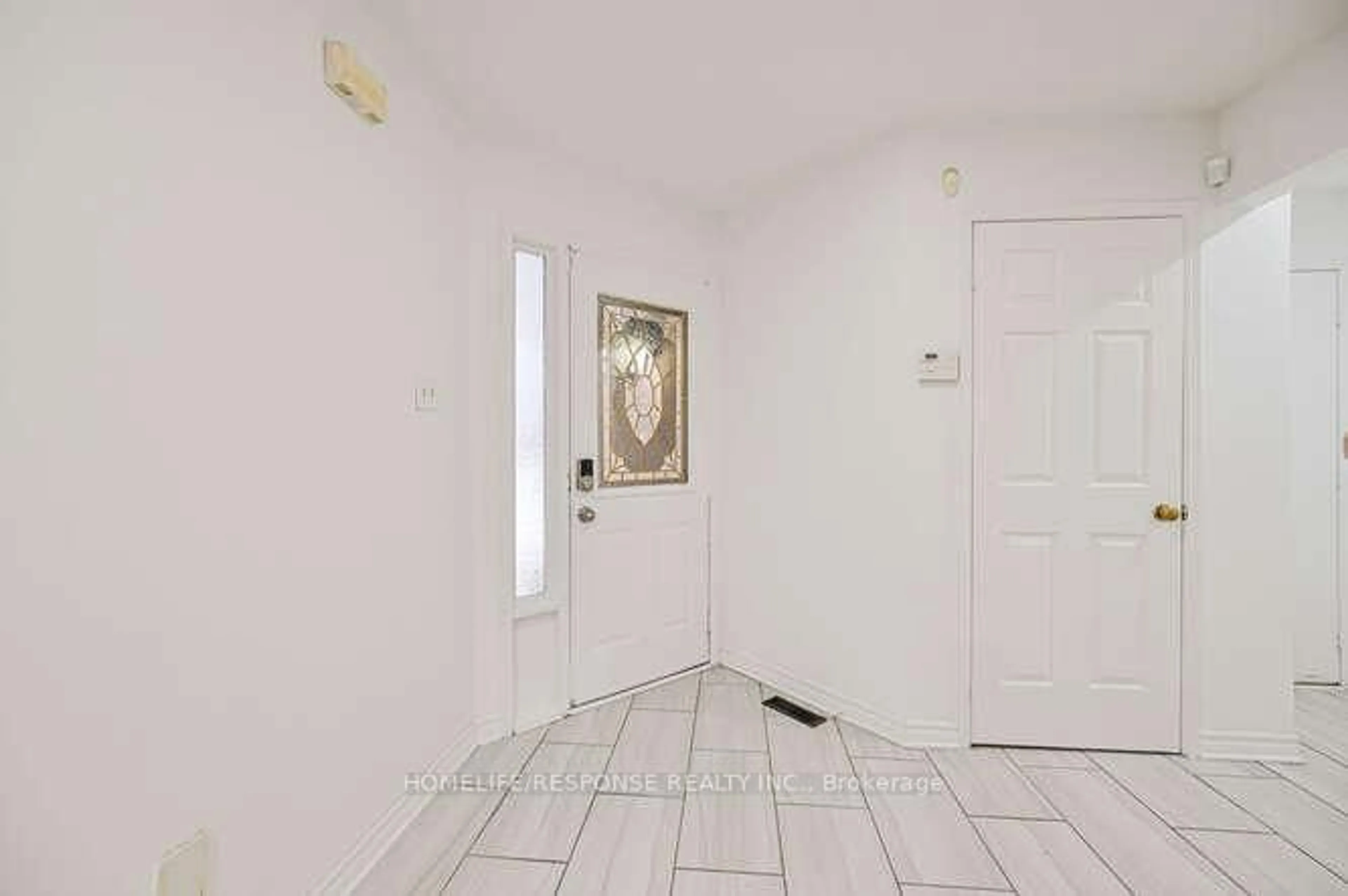Indoor foyer for 6103 PRAIRIE Circ, Mississauga Ontario L5N 5Z5