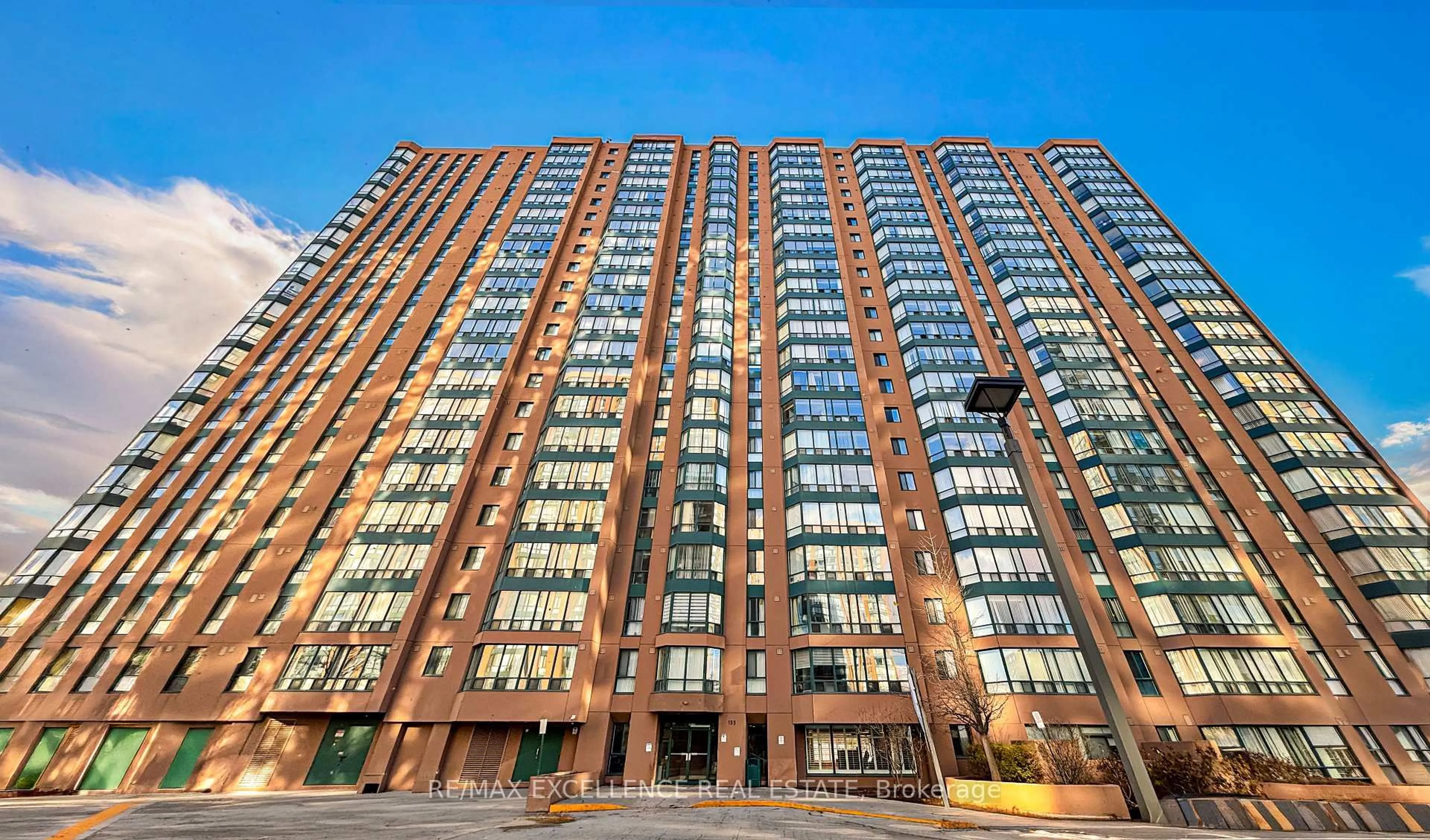 Indoor foyer for 155 Hillcrest Ave #201, Mississauga Ontario L5B 3Z2