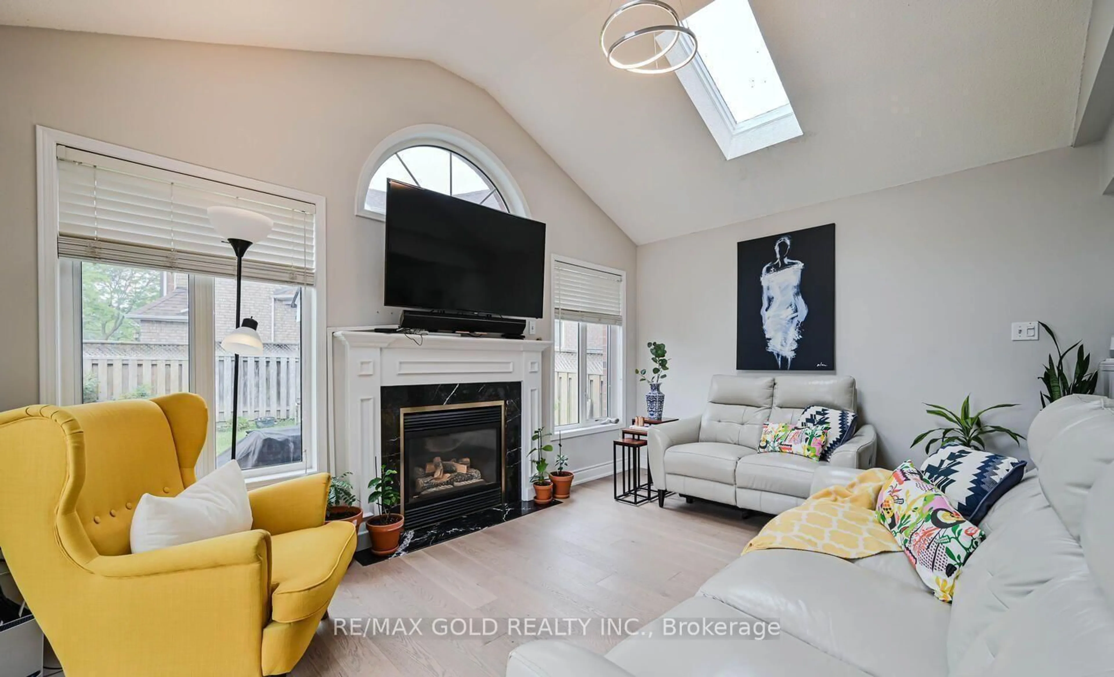 Living room with furniture, unknown for 44 Ribbon Dr, Brampton Ontario L6R 2C5