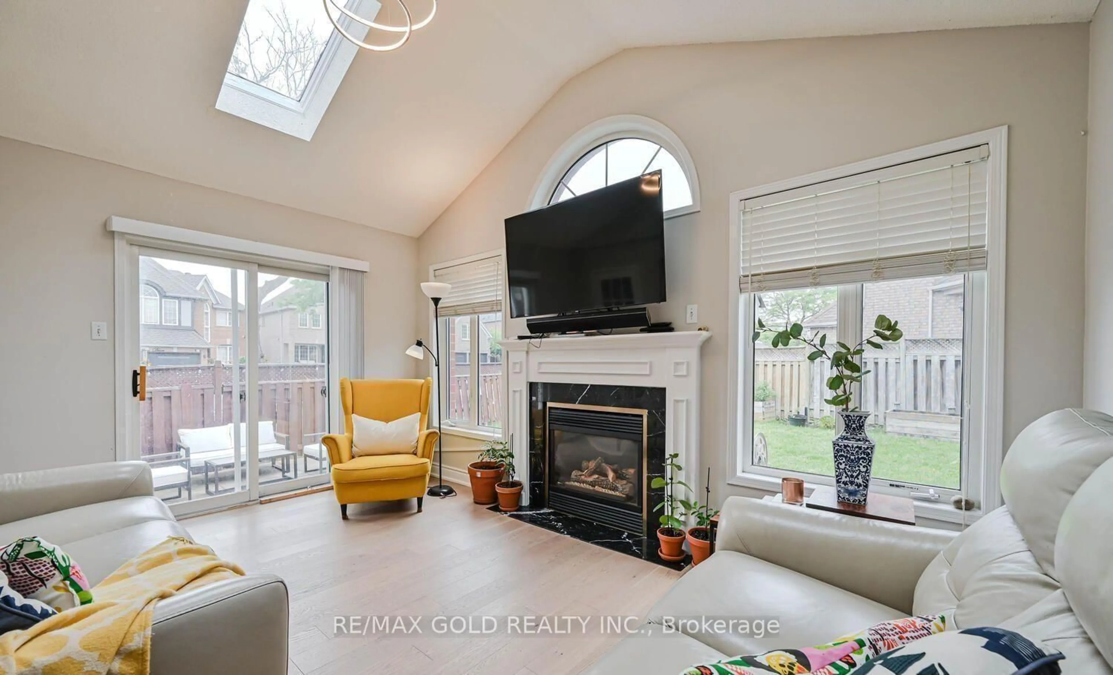 Living room with furniture, unknown for 44 Ribbon Dr, Brampton Ontario L6R 2C5