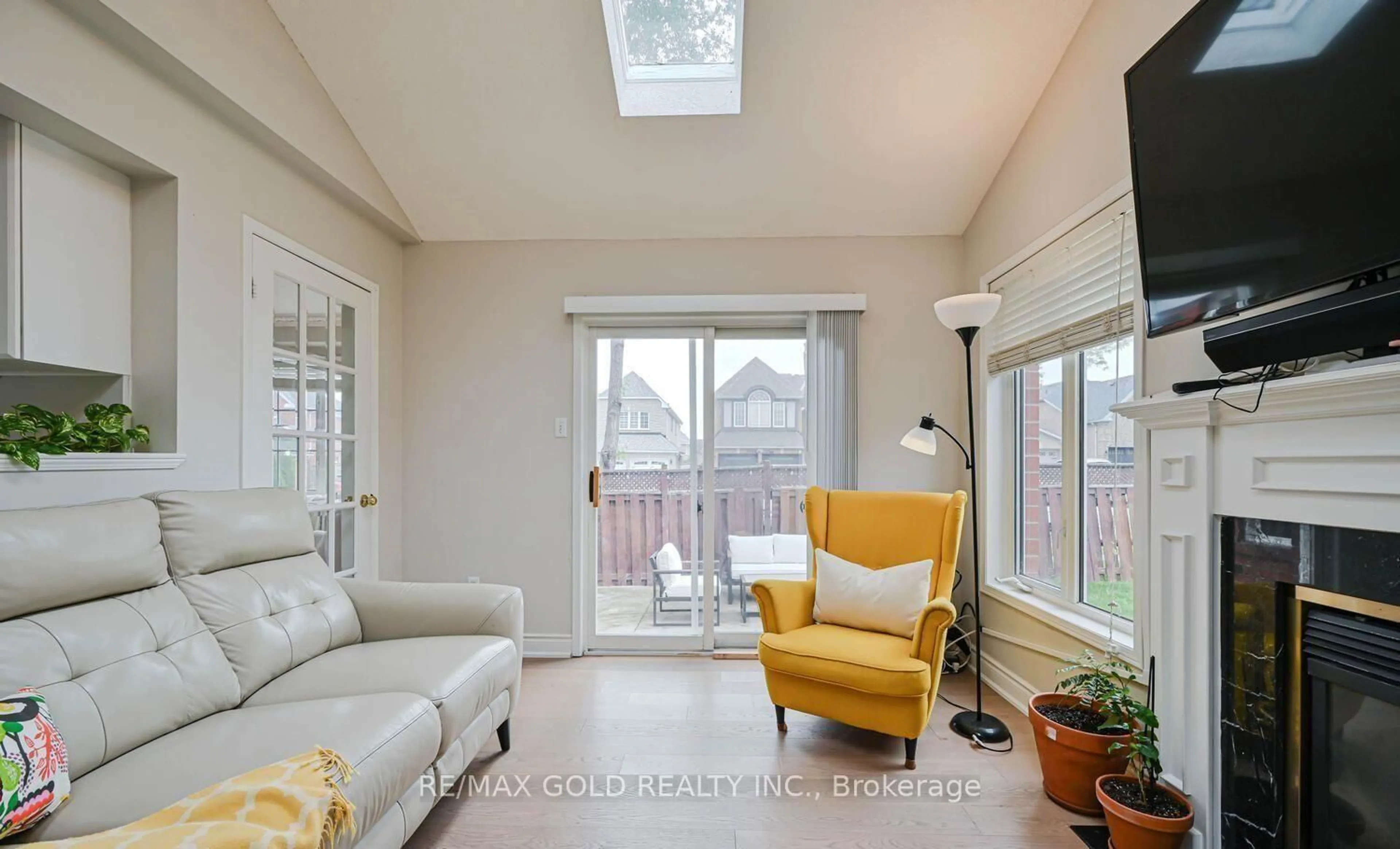 Living room with furniture, unknown for 44 Ribbon Dr, Brampton Ontario L6R 2C5