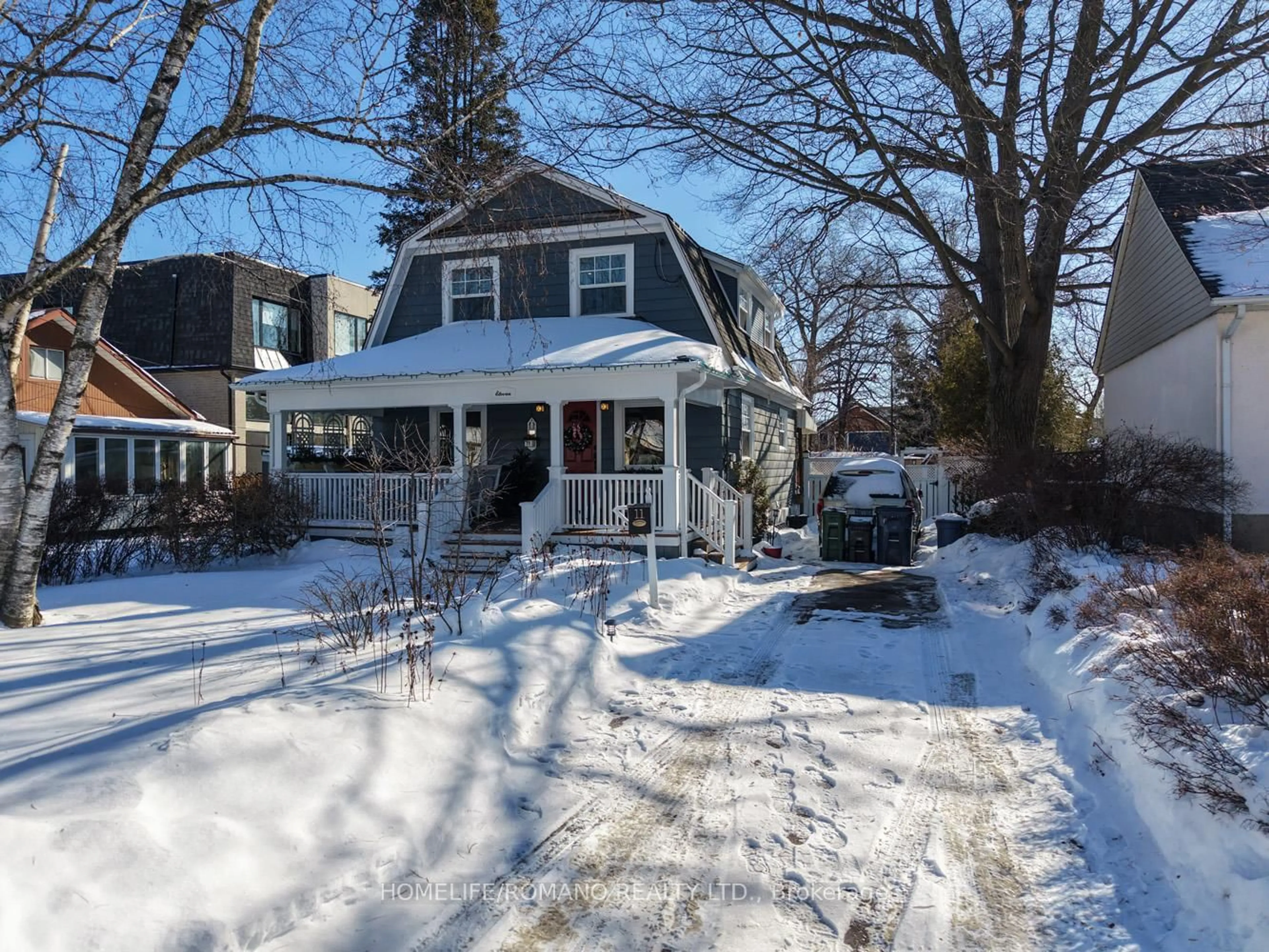 A pic from outside/outdoor area/front of a property/back of a property/a pic from drone, street for 11 Dominion Rd, Toronto Ontario M8W 1J1