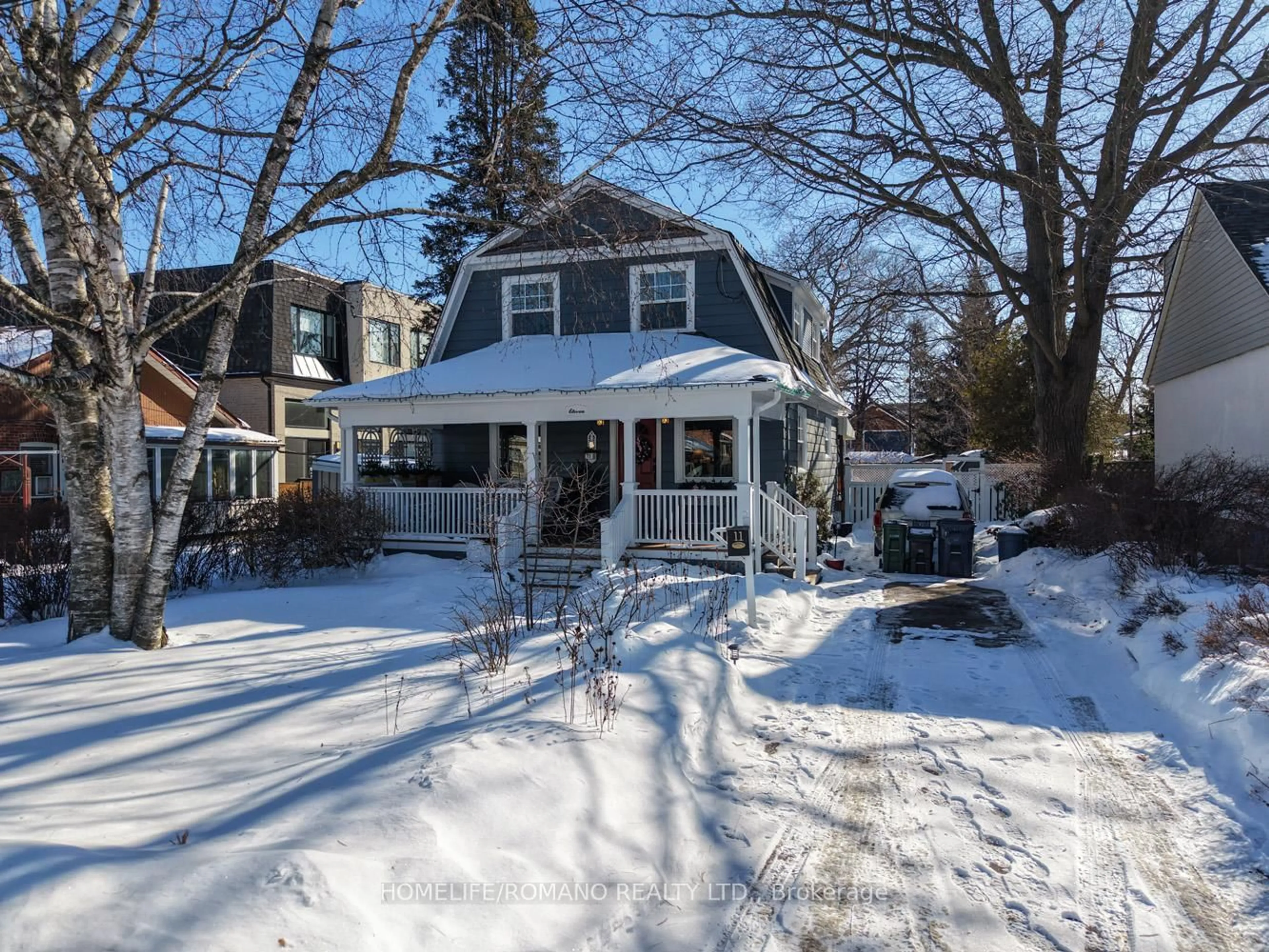 A pic from outside/outdoor area/front of a property/back of a property/a pic from drone, street for 11 Dominion Rd, Toronto Ontario M8W 1J1