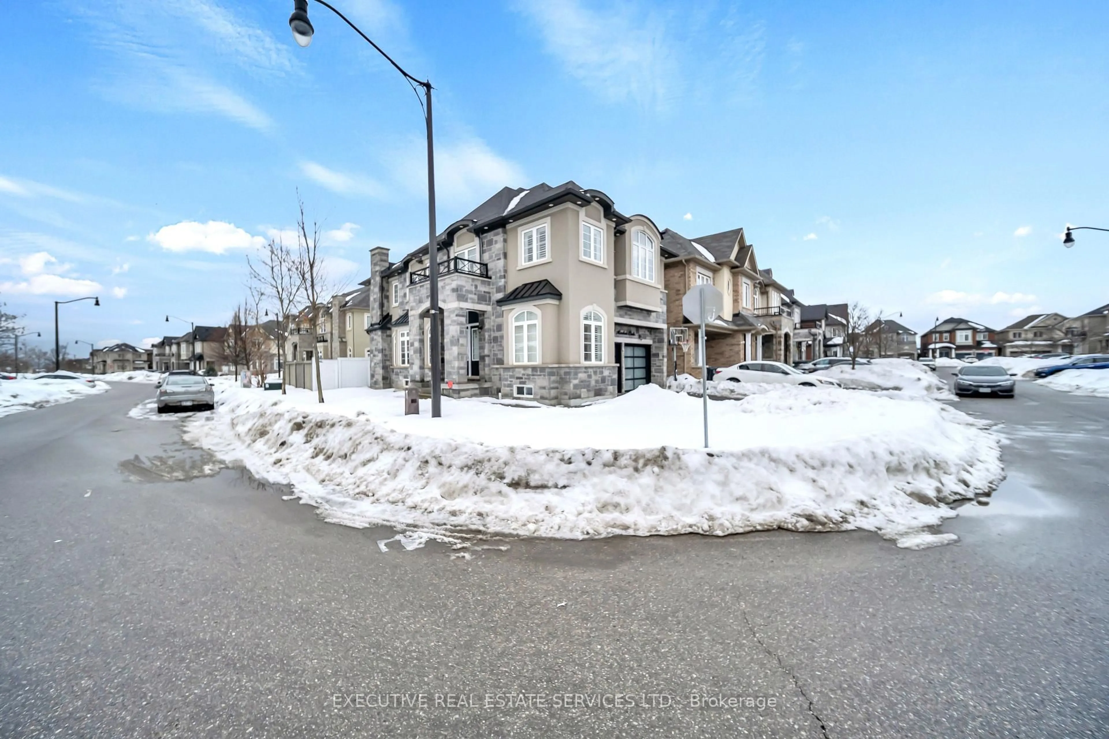 A pic from outside/outdoor area/front of a property/back of a property/a pic from drone, street for 13 Masken Circ, Brampton Ontario L7A 4J2