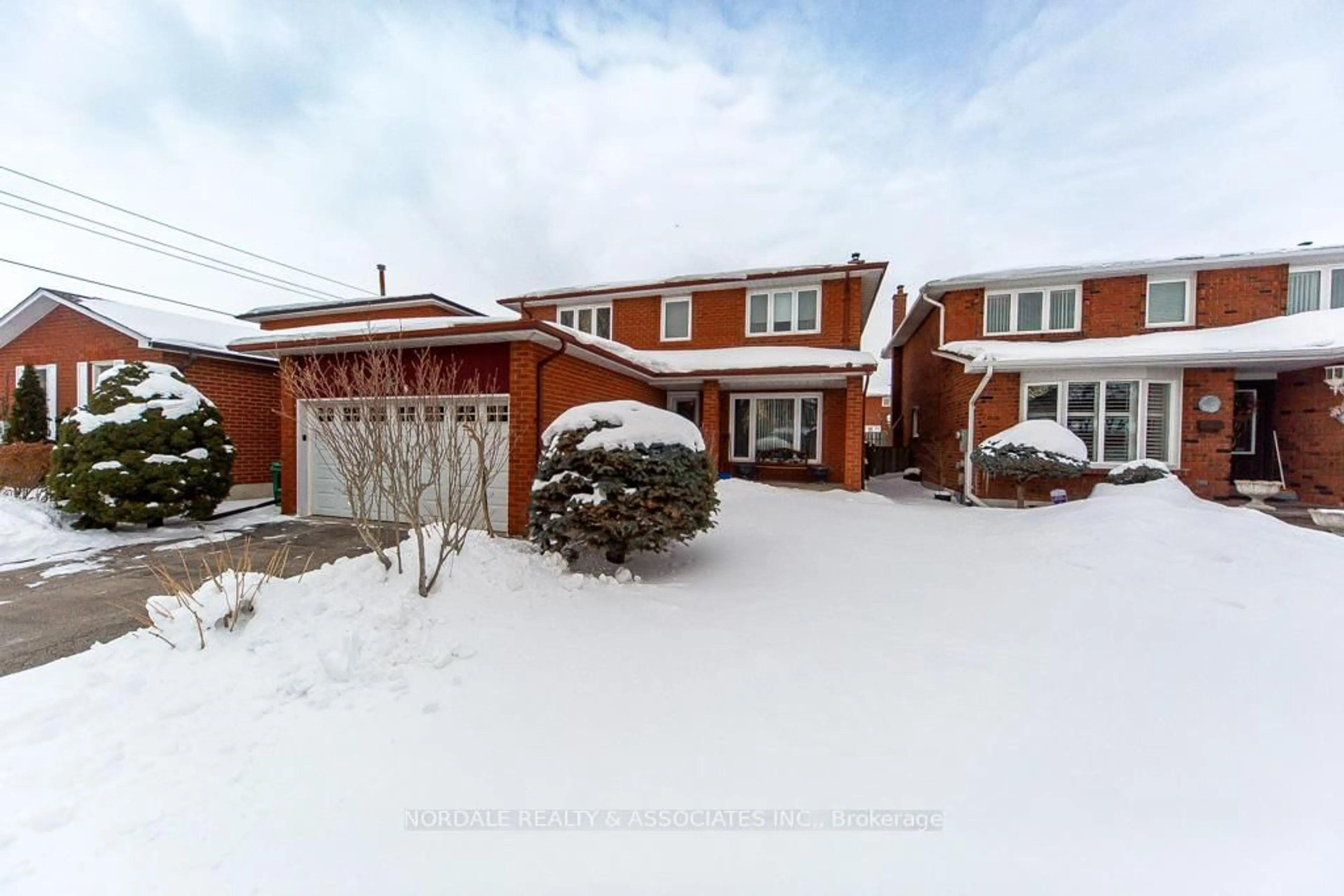 A pic from outside/outdoor area/front of a property/back of a property/a pic from drone, street for 716 Bookham Cres, Mississauga Ontario L4Z 1T9