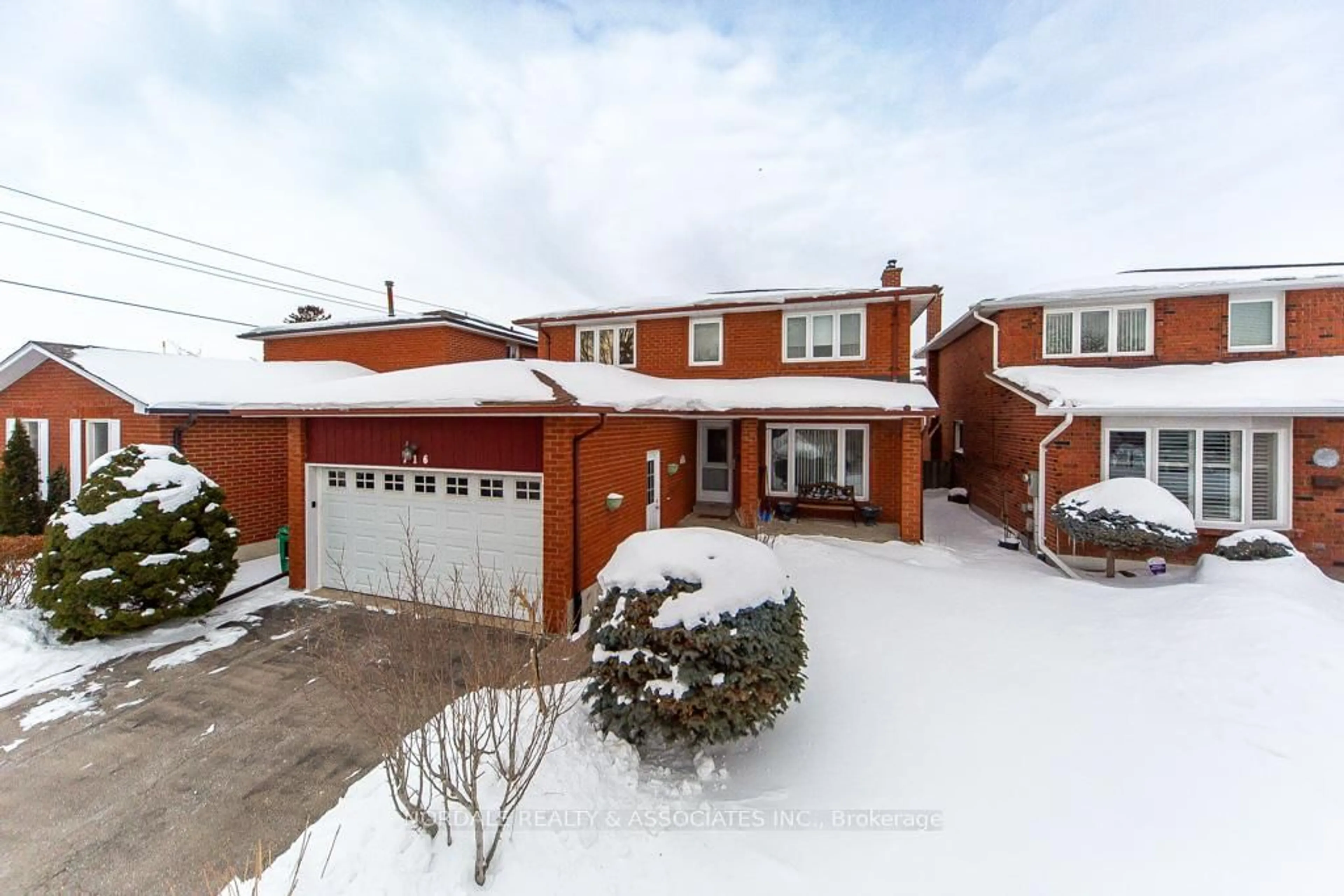 A pic from outside/outdoor area/front of a property/back of a property/a pic from drone, street for 716 Bookham Cres, Mississauga Ontario L4Z 1T9