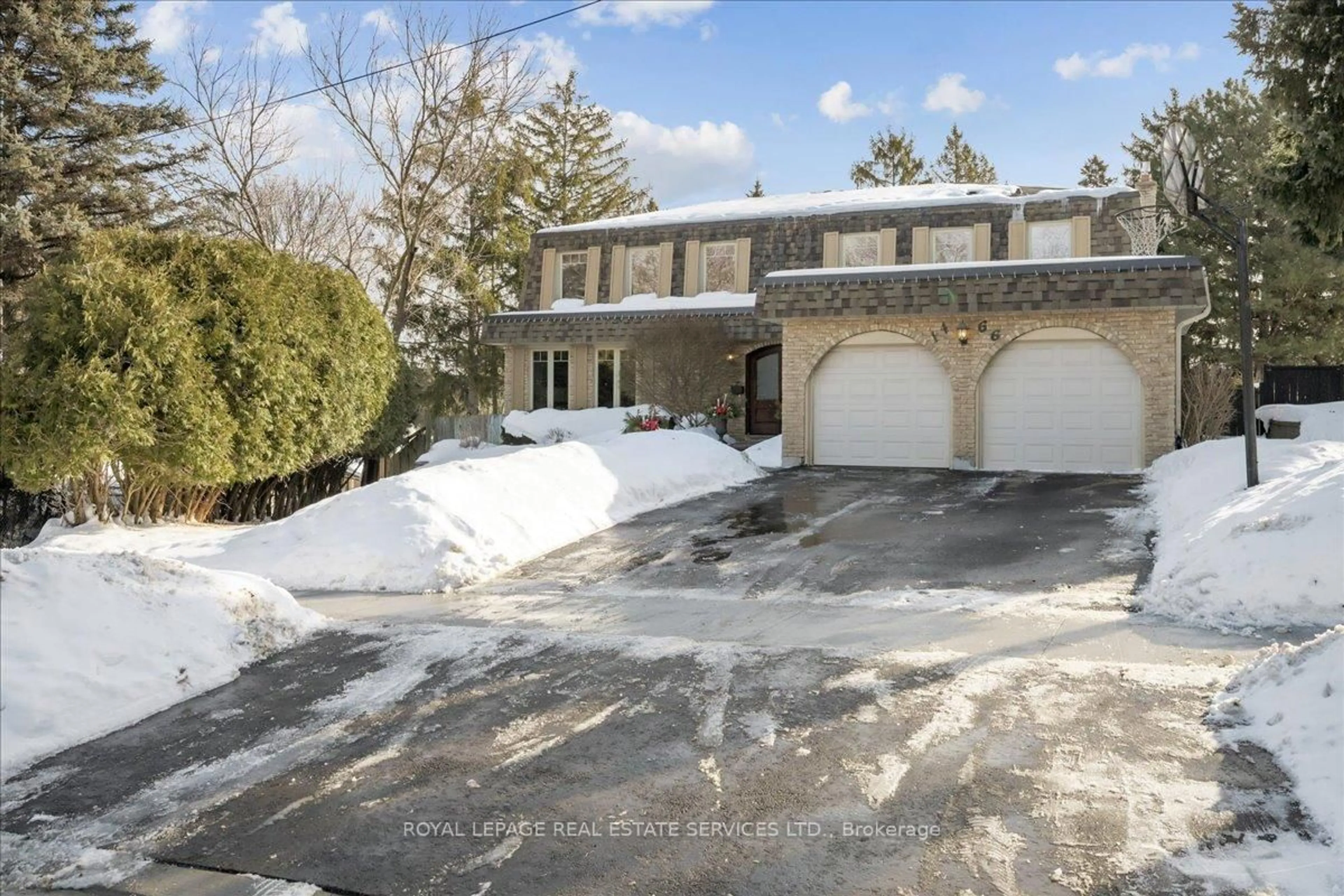 A pic from outside/outdoor area/front of a property/back of a property/a pic from drone, street for 1466 Flaminia Crt, Mississauga Ontario L5J 3Z6