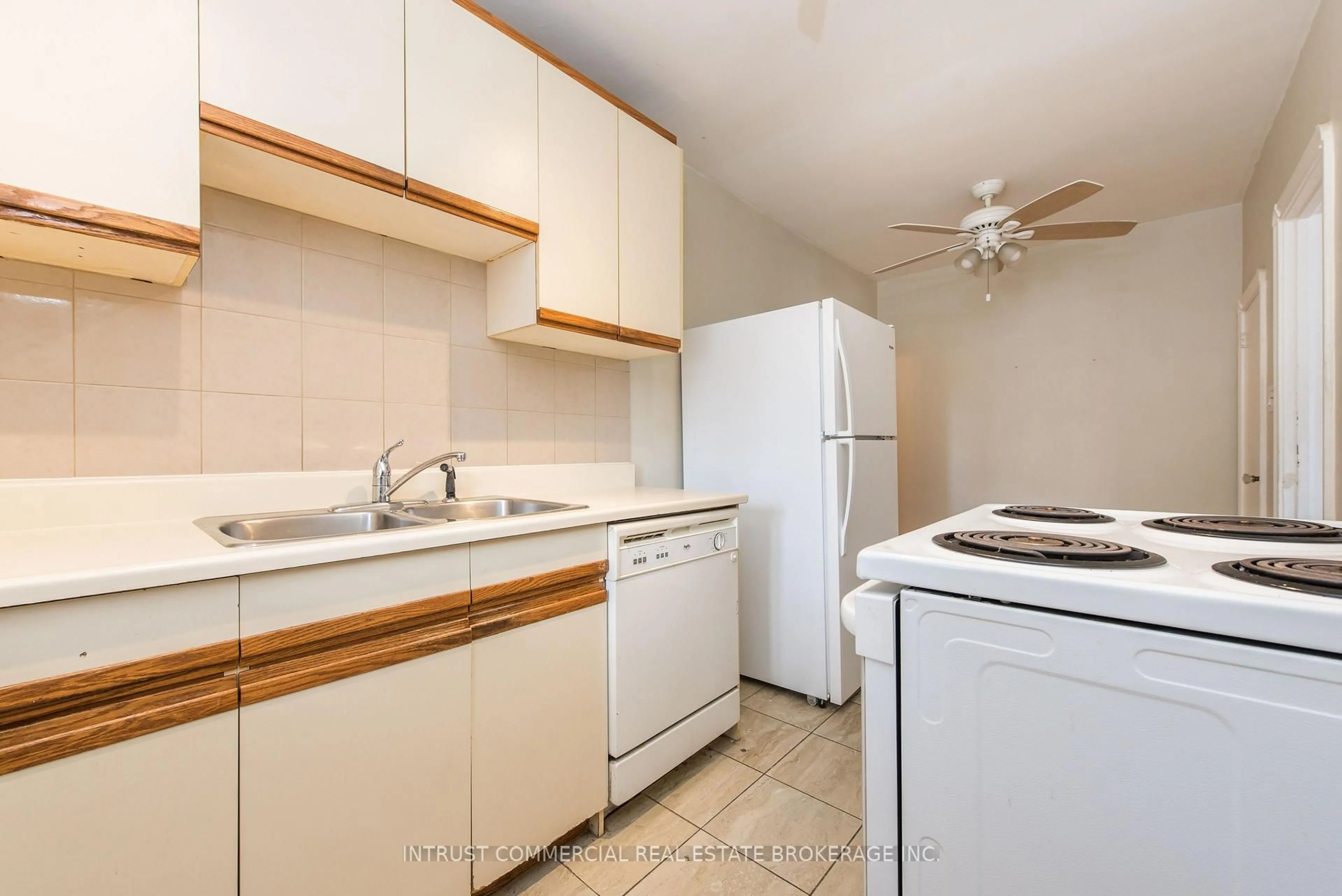 Standard kitchen, unknown for 200 Jane St, Toronto Ontario M6S 3Y9
