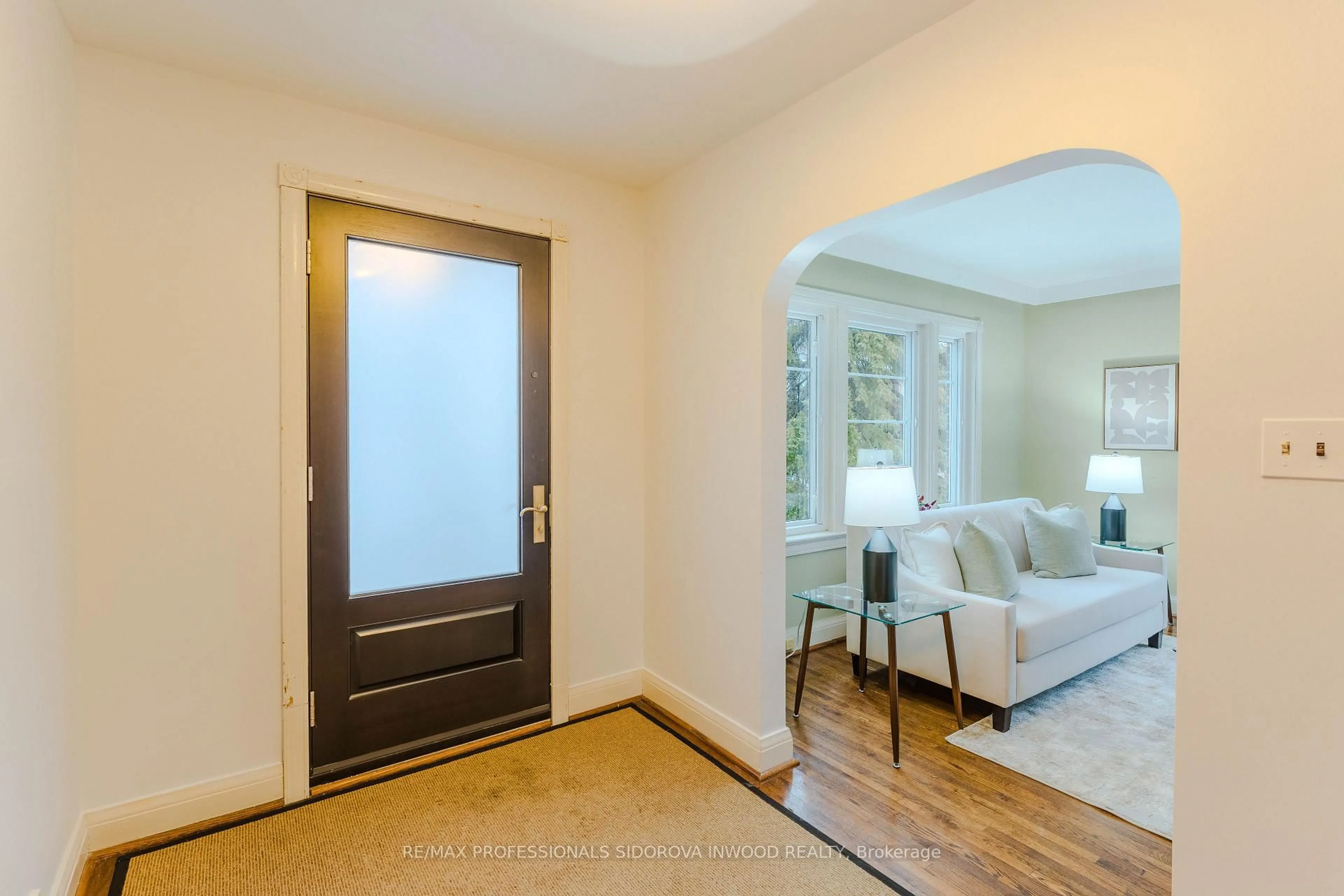 Indoor entryway for 124 Evelyn Ave, Toronto Ontario M6P 2Z5