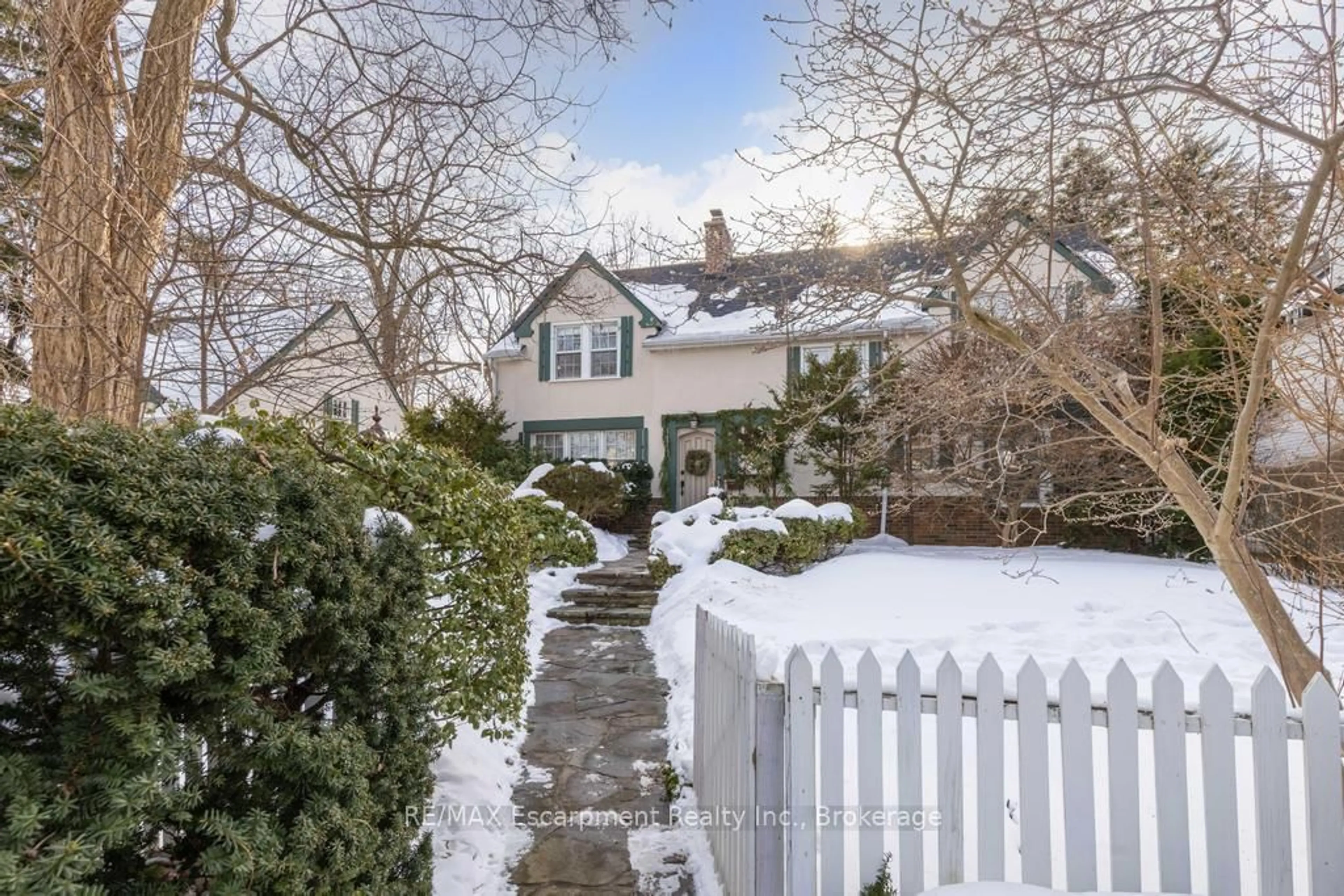 A pic from outside/outdoor area/front of a property/back of a property/a pic from drone, street for 74 Howard Ave, Oakville Ontario L6J 3Y5