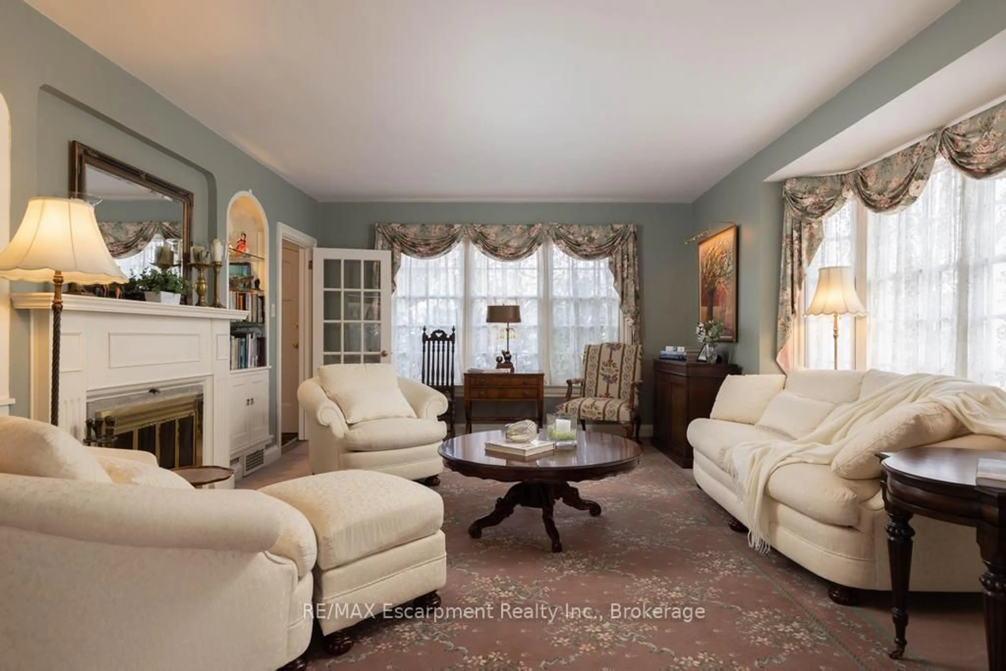 Living room with furniture, unknown for 74 Howard Ave, Oakville Ontario L6J 3Y5