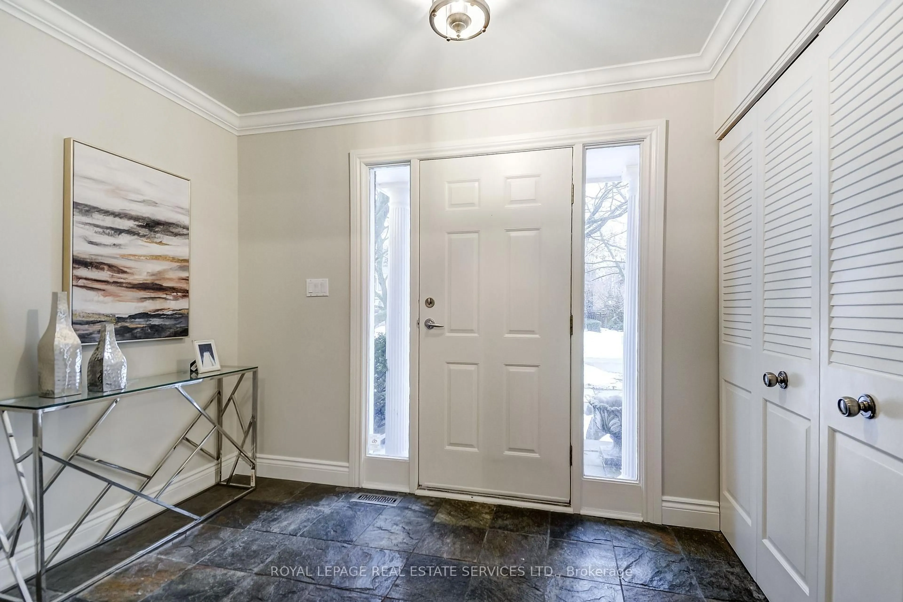 Indoor entryway for 141 Digby Rd, Oakville Ontario L6J 6B7