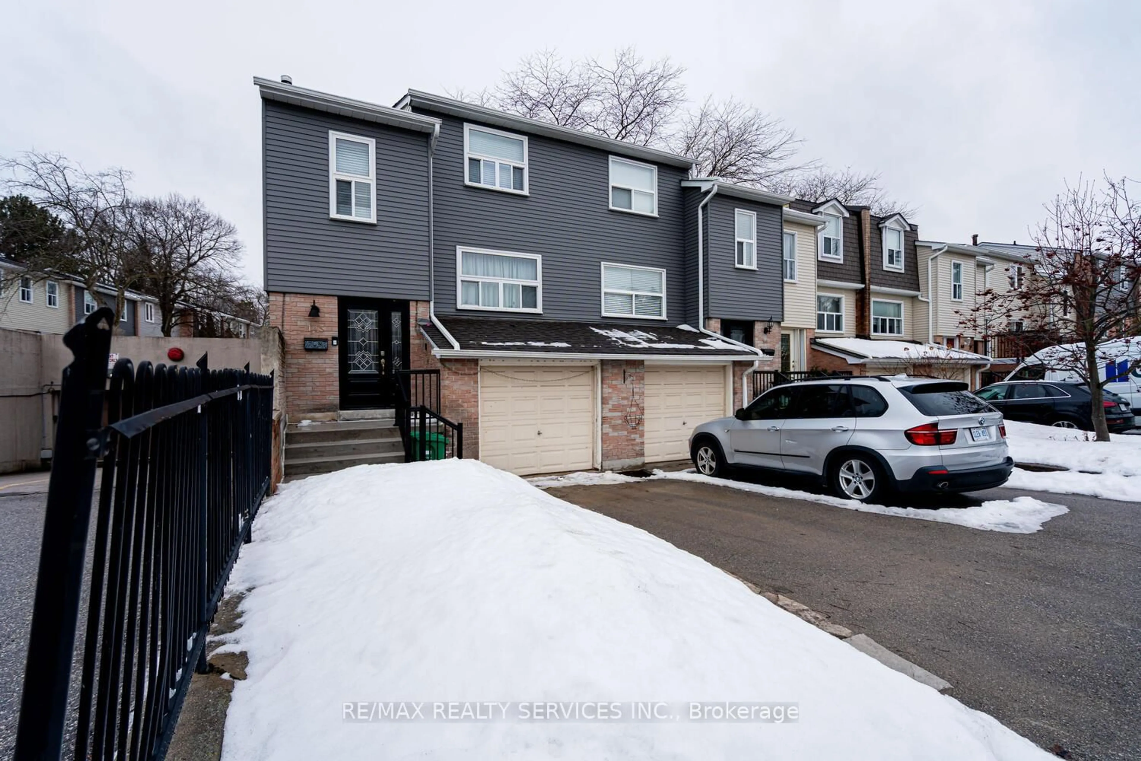 A pic from outside/outdoor area/front of a property/back of a property/a pic from drone, street for 1050 Shawnmarr Rd #145, Mississauga Ontario L5H 3V1