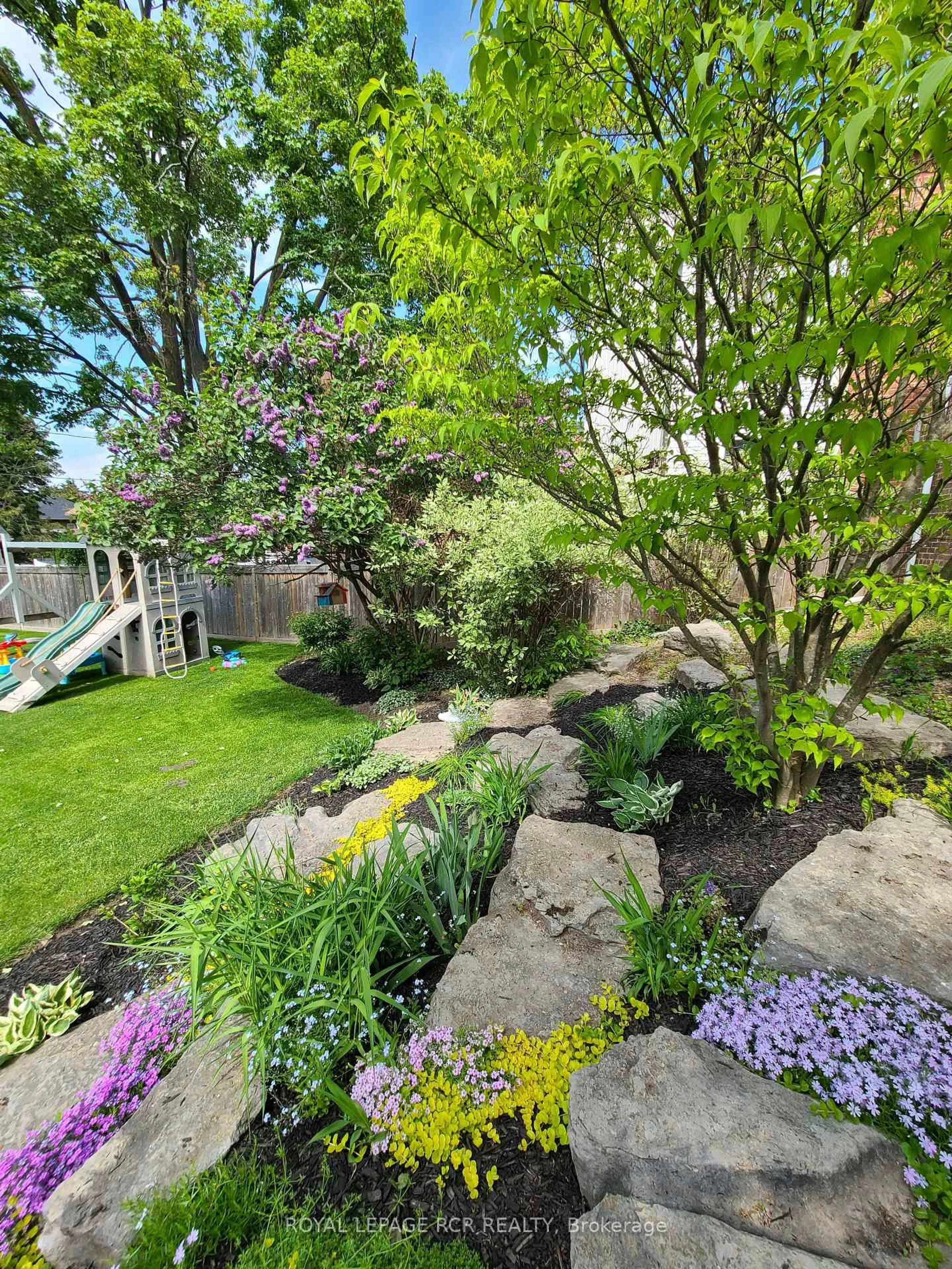 Patio, street for 17 First Ave, Orangeville Ontario L9W 1H7