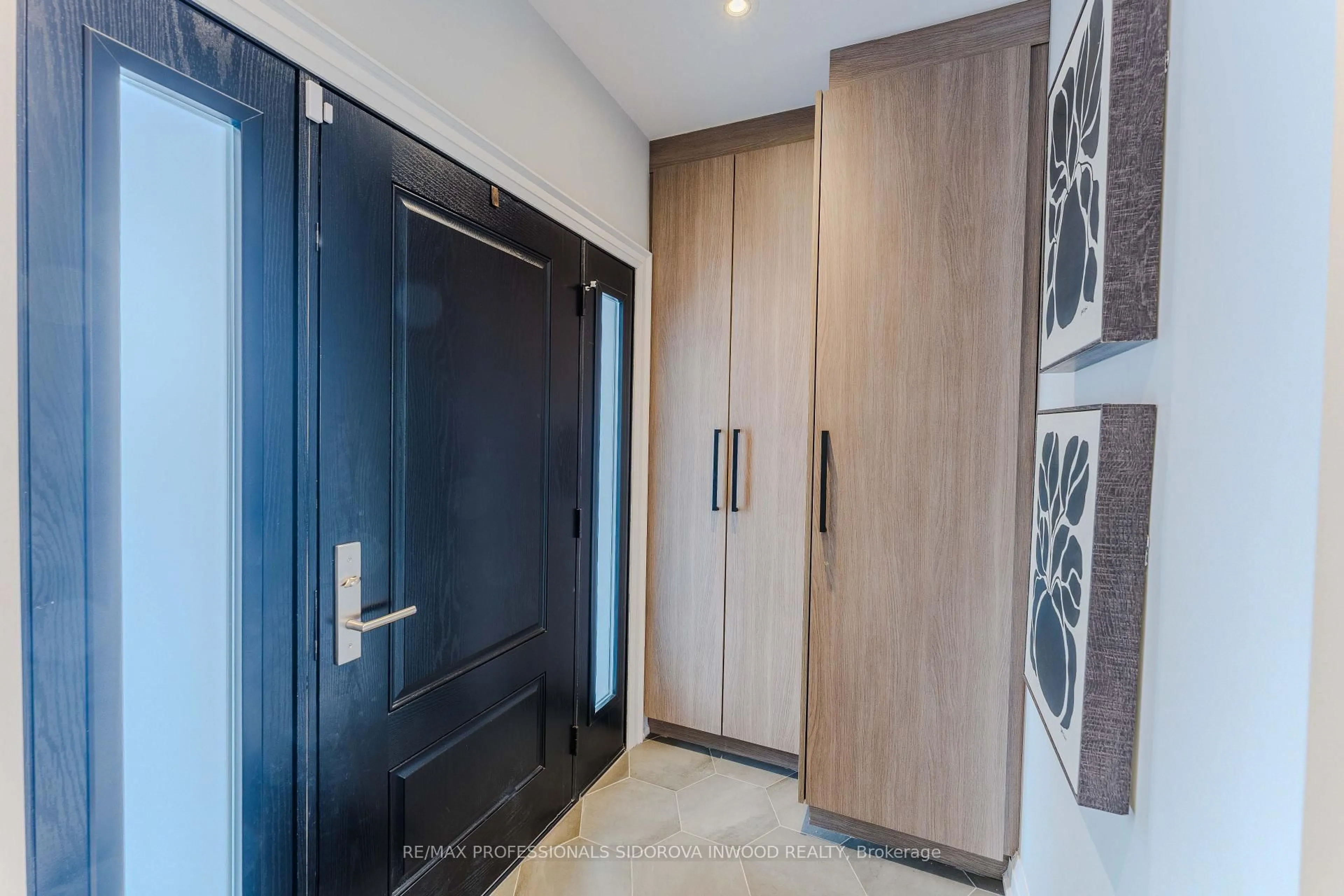 Indoor foyer for 50 Evelyn Ave, Toronto Ontario M6P 2Y9