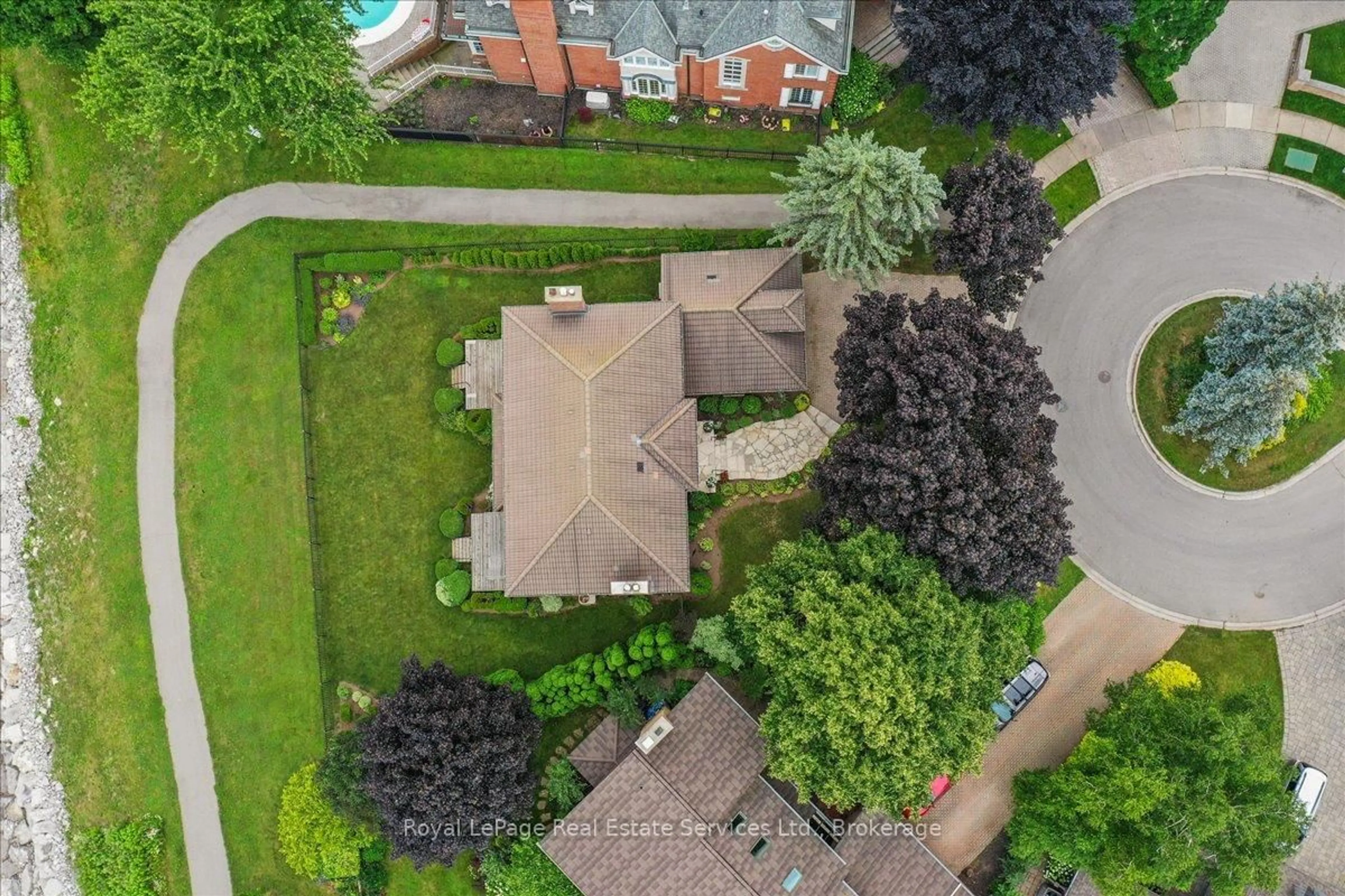 A pic from outside/outdoor area/front of a property/back of a property/a pic from drone, street for 3286 Shelburne Pl, Oakville Ontario L6L 5V9