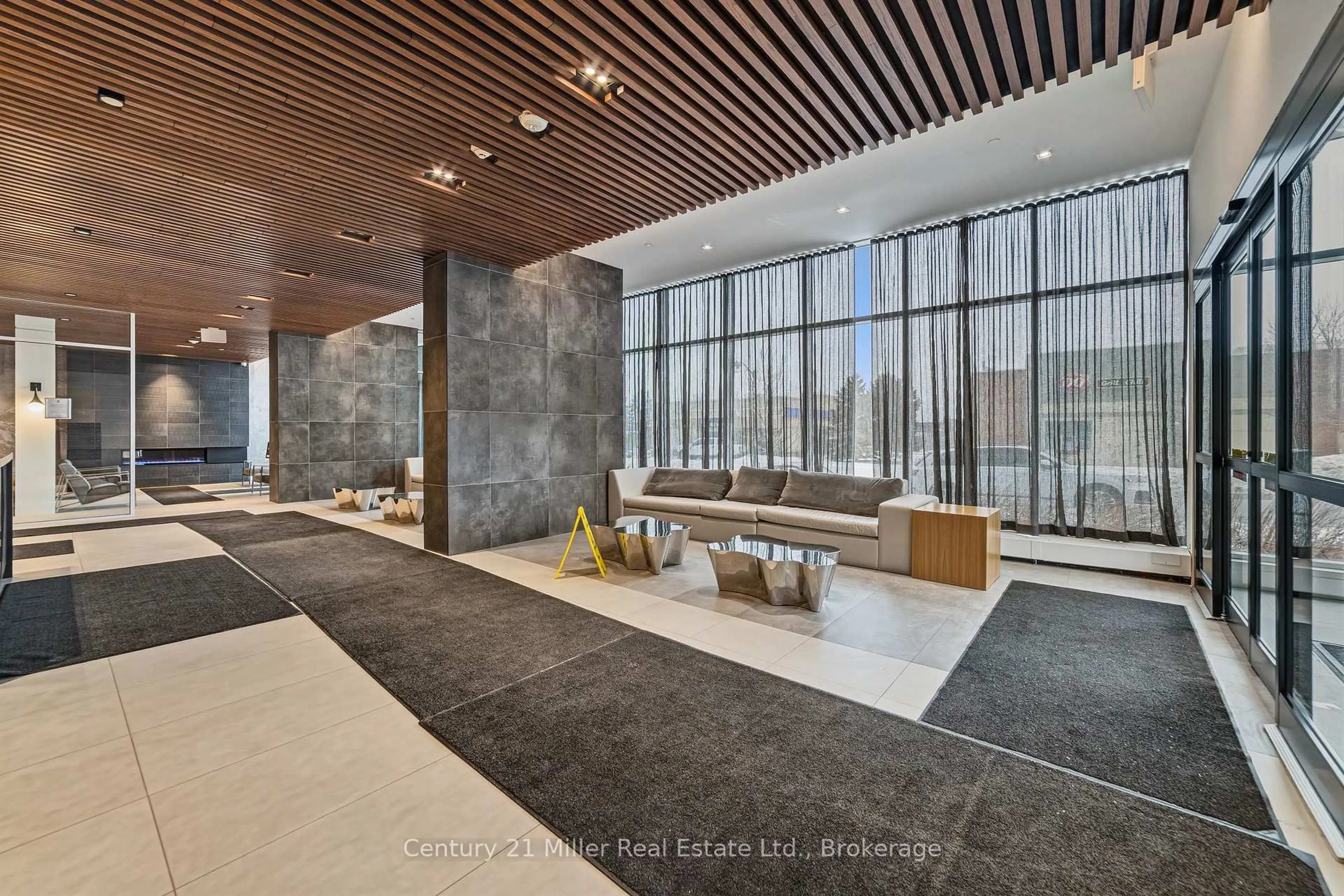 Indoor foyer for 297 Oak Walk Dr #320, Oakville Ontario L6H 3R6