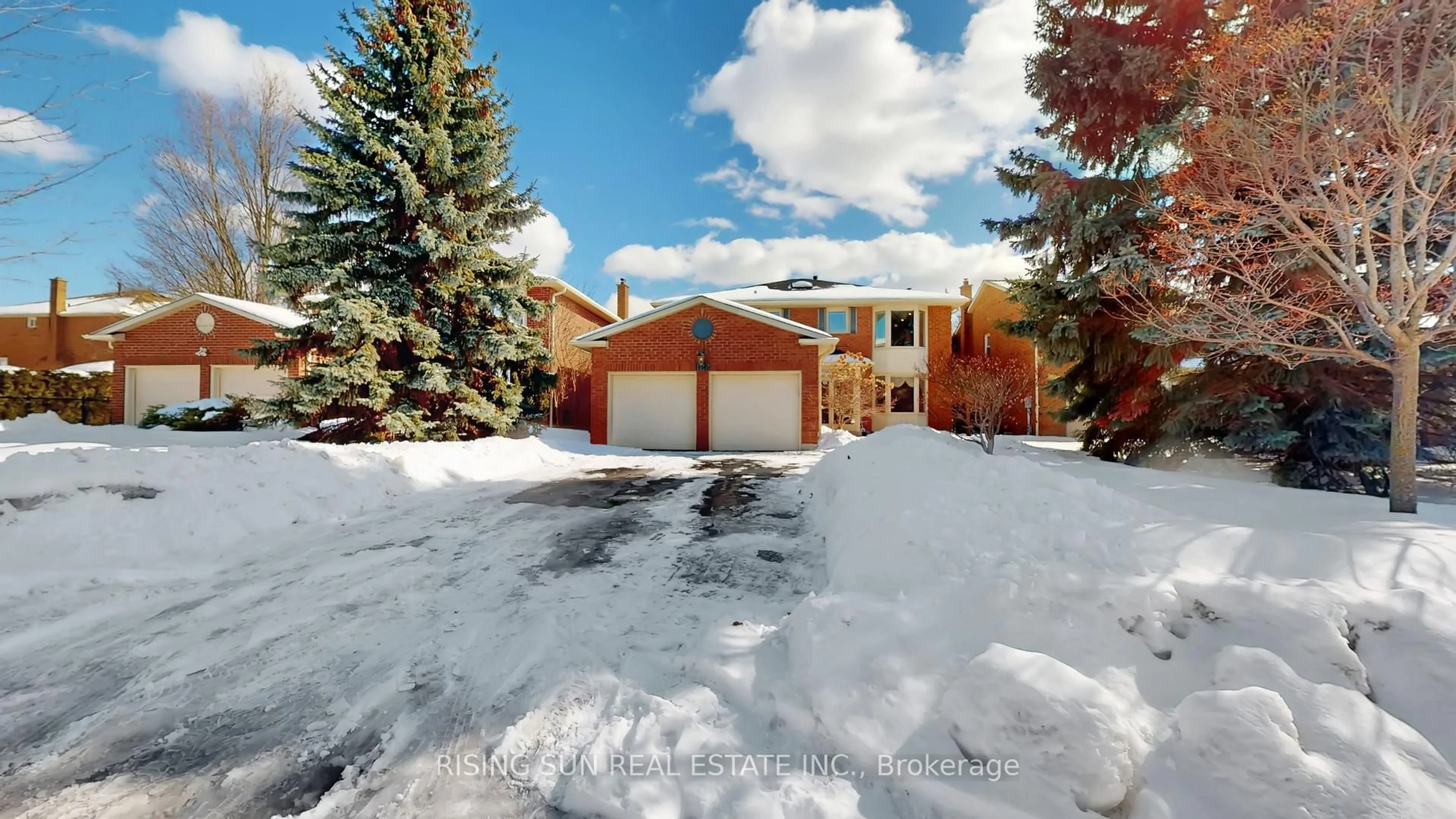 A pic from outside/outdoor area/front of a property/back of a property/a pic from drone, street for 122 Barr Cres, Brampton Ontario L6Z 3C8