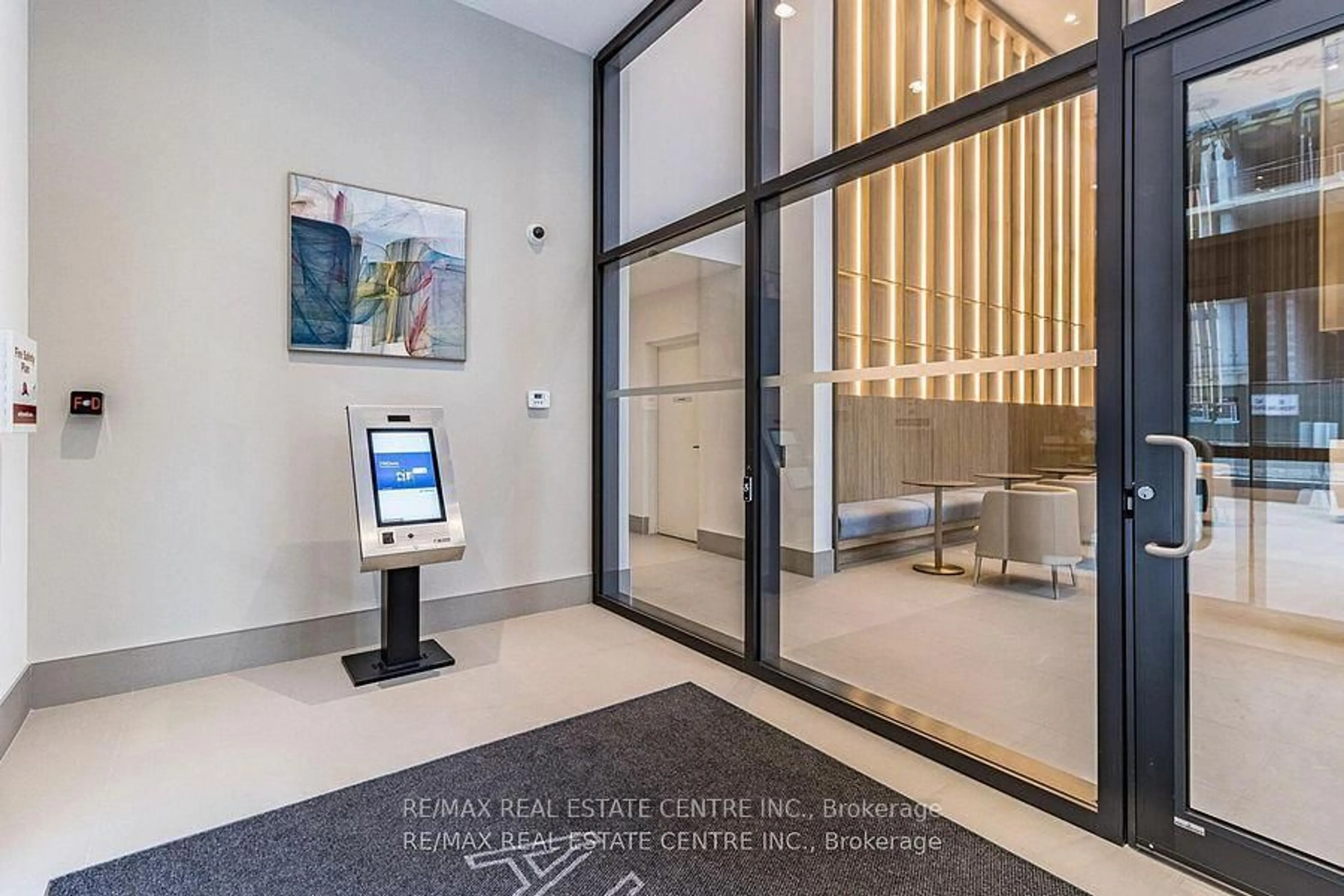 Indoor foyer for 4130 Parkside Village Dr #1402, Mississauga Ontario L5B 3M8