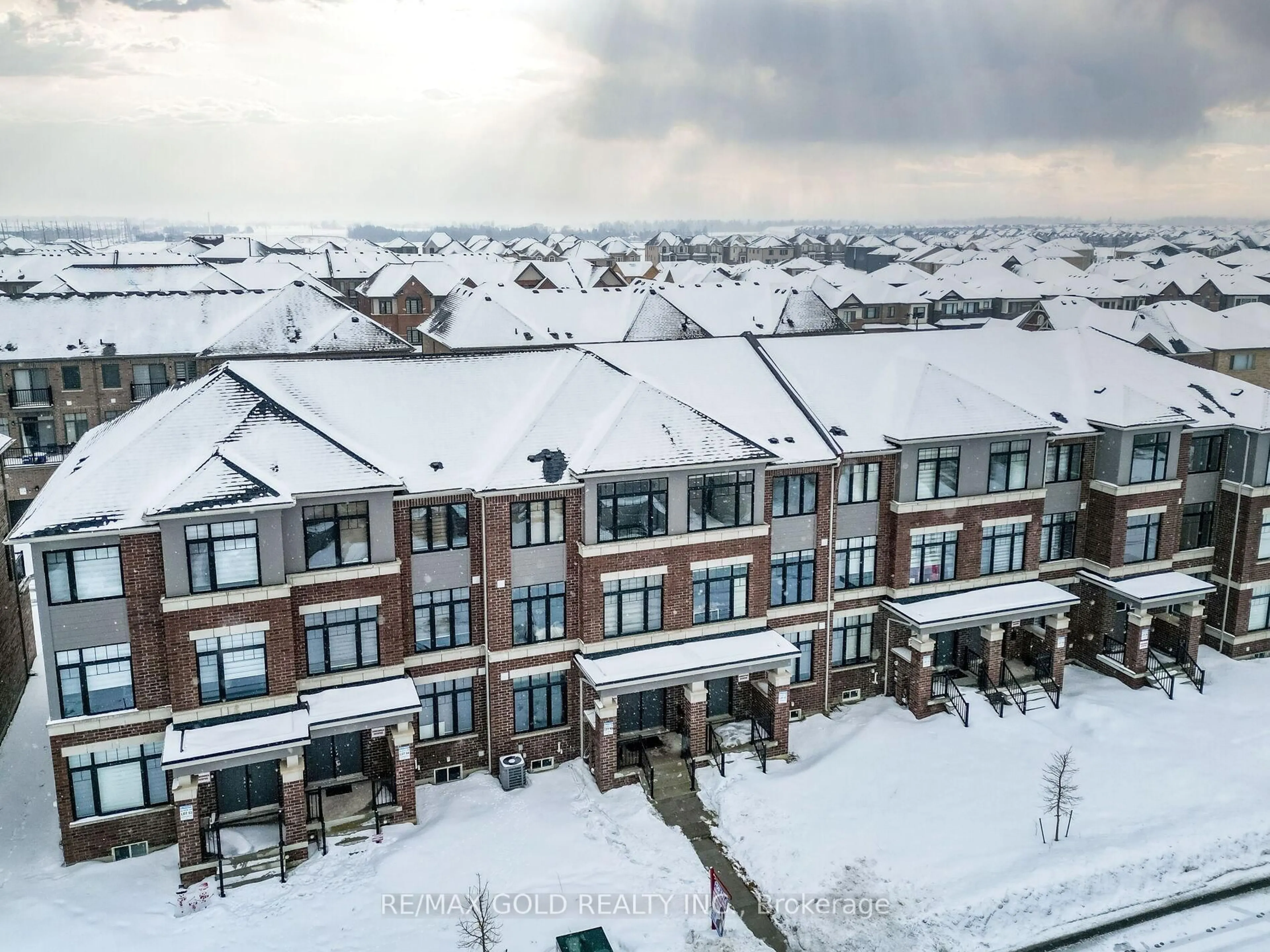 A pic from outside/outdoor area/front of a property/back of a property/a pic from drone, mountain view for 20 McCormack Rd, Caledon Ontario L7C 4J6